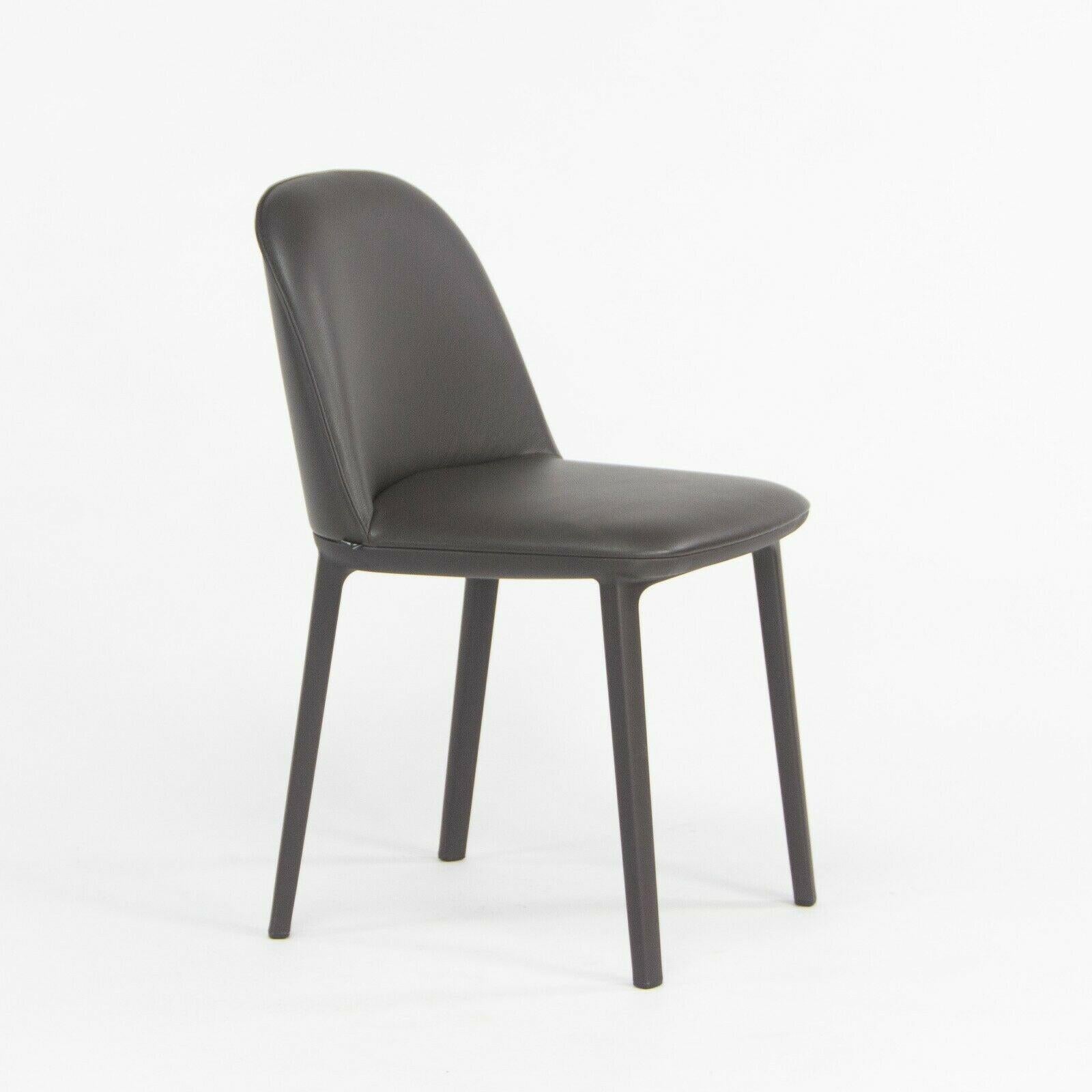La chaise d'appoint Softshell, conçue par Ronan et Erwan Bouroullec et produite par Vitra, est proposée à la vente. Cette chaise a été fabriquée avec une base en plastique de couleur chocolat (très foncé) et une assise recouverte de cuir pleine