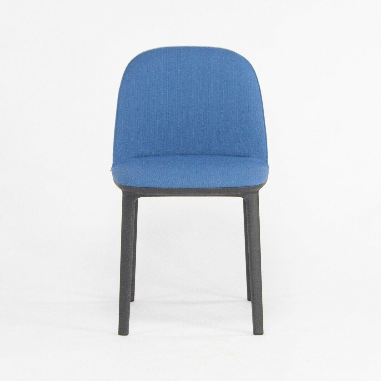 La chaise d'appoint Softshell, conçue par Ronan et Erwan Bouroullec et produite par Vitra, est proposée à la vente. Cette chaise a été construite avec une base en plastique noir et une assise recouverte d'un tissu bleu clair. L'état est décrit comme