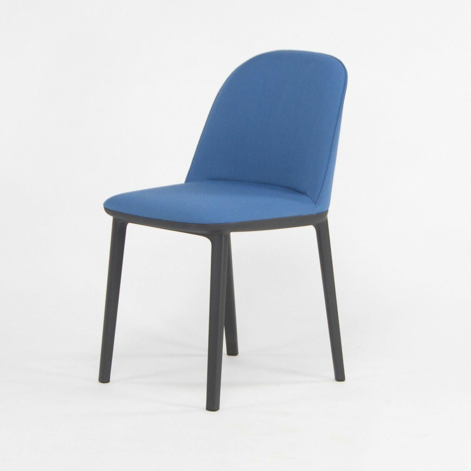 Moderno 2019 Vitra Softshell Side Chair con tessuto azzurro di Ronan and Erwan Bouroullec in vendita
