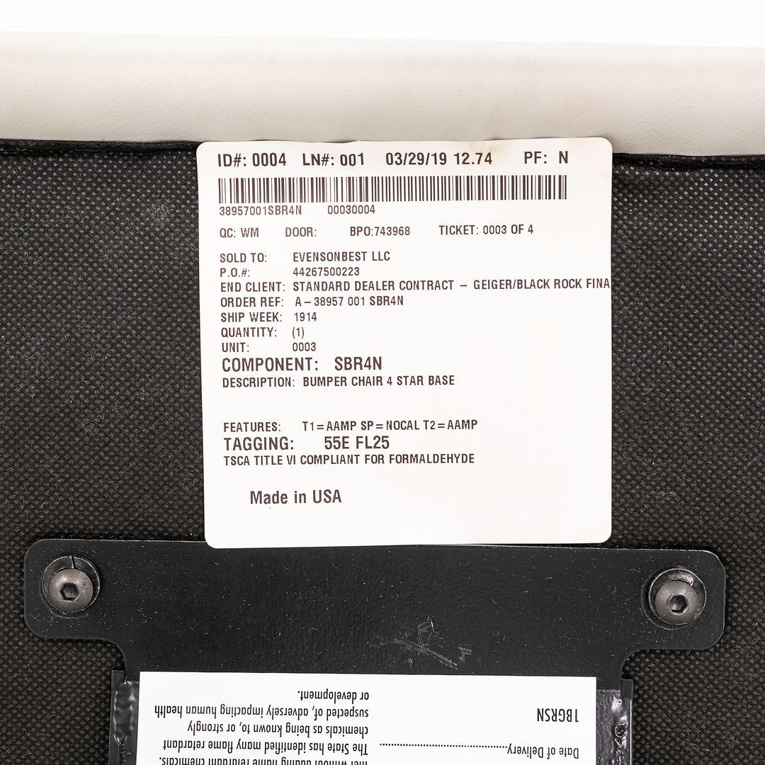 Si tratta di una poltrona Bumper, disegnata originariamente da Ward Bennetts nel 1964. Ognuna delle due sedie disponibili è stata prodotta da Geiger International nel 2019. Il prezzo indicato comprende una sedia e ne abbiamo due a disposizione. Il