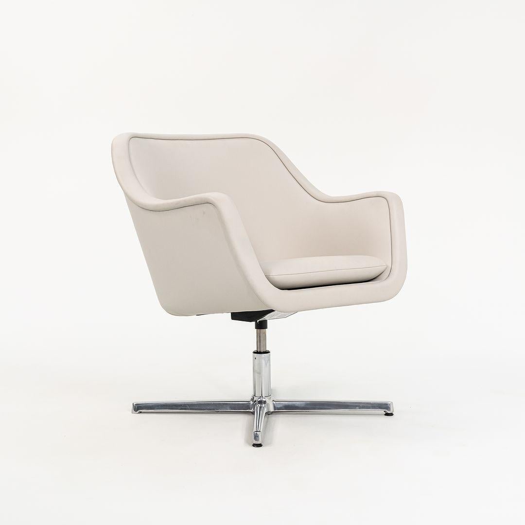 Americano 2019 Ward Bennett for Geiger Sedie da salotto con paracolpi in pelle color bianco sporco in vendita