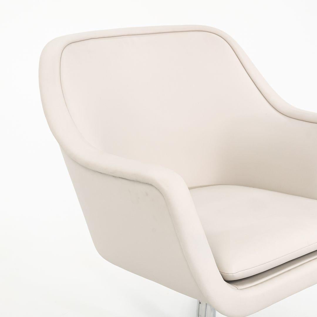 2019 Ward Bennett for Geiger Sedie da salotto con paracolpi in pelle color bianco sporco In condizioni buone in vendita a Philadelphia, PA