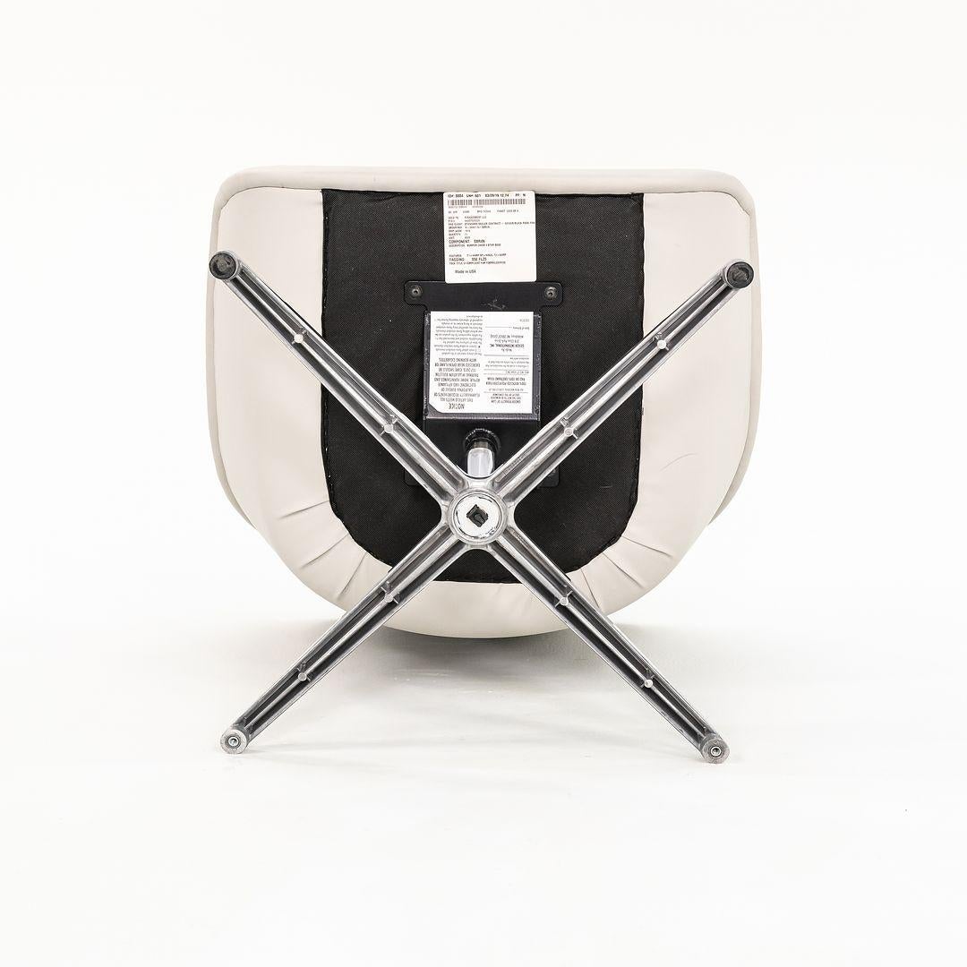 XXI secolo e contemporaneo 2019 Ward Bennett for Geiger Sedie da salotto con paracolpi in pelle color bianco sporco in vendita