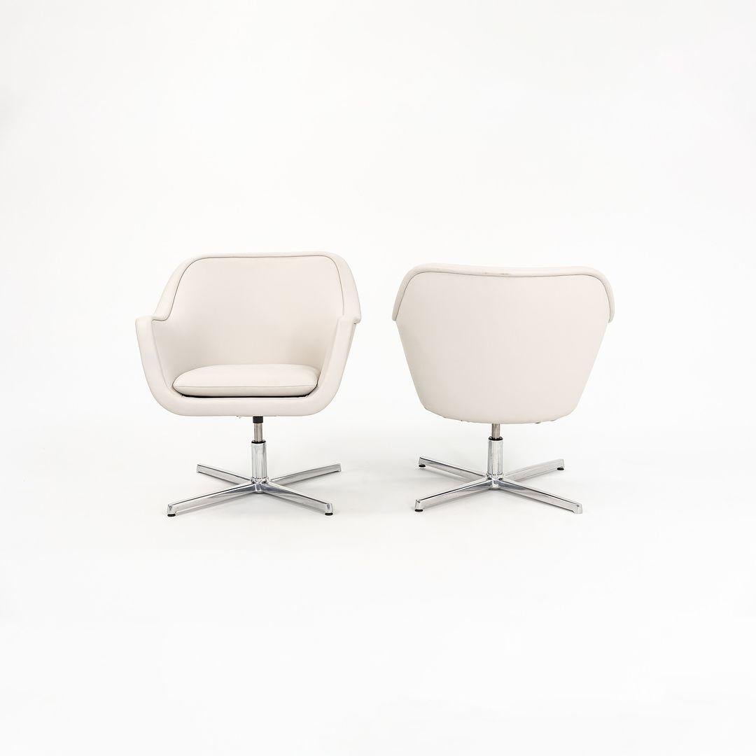 Acciaio 2019 Ward Bennett for Geiger Sedie da salotto con paracolpi in pelle color bianco sporco in vendita