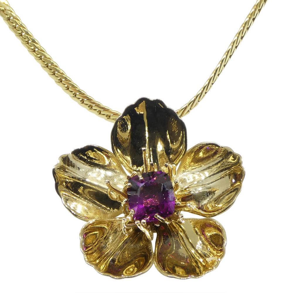 Conçu par le designer primé Michael Starnino, ce superbe pendentif en grenat violet coussin de 2,01ct est un chef-d'œuvre d'élégance et de sophistication. Lauréate du prestigieux concours de design Skyjems, George Brown College en 2023, cette pièce