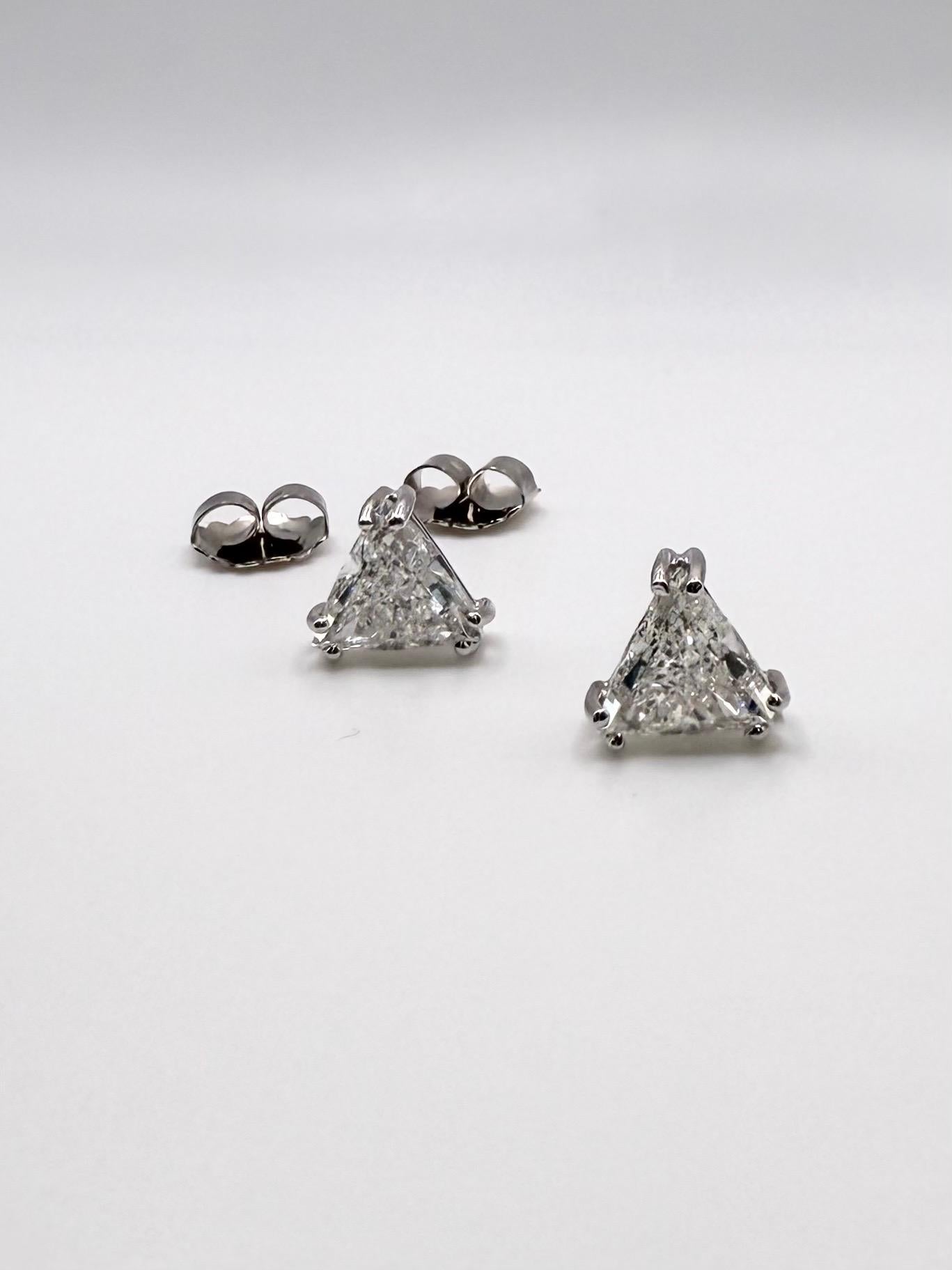 Borchie di diamanti uniche nel loro genere con diamanti rettangolari certificati da GIA in platino. Chiarezza VS2 e colore F per entrambi! 2,01 carati in totale.

**Tutti gli oggetti lasciano la nostra sede con un certificato a nome dell'acquirente,