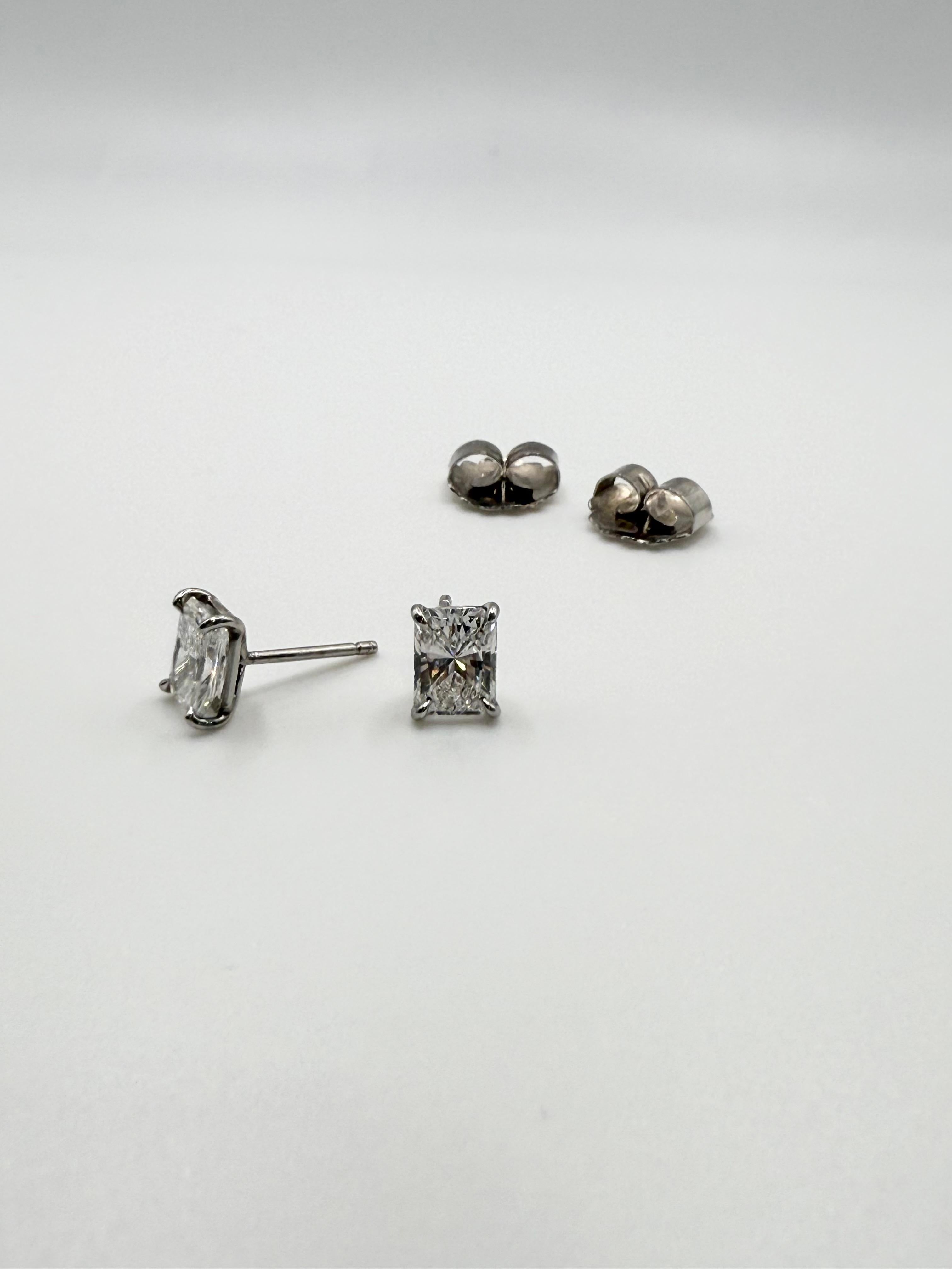 Borchie con diamante certificato GIA da 2,01 carati, rettangolari, di purezza VS, in platino In condizioni Nuovo in vendita a Boca Raton, FL