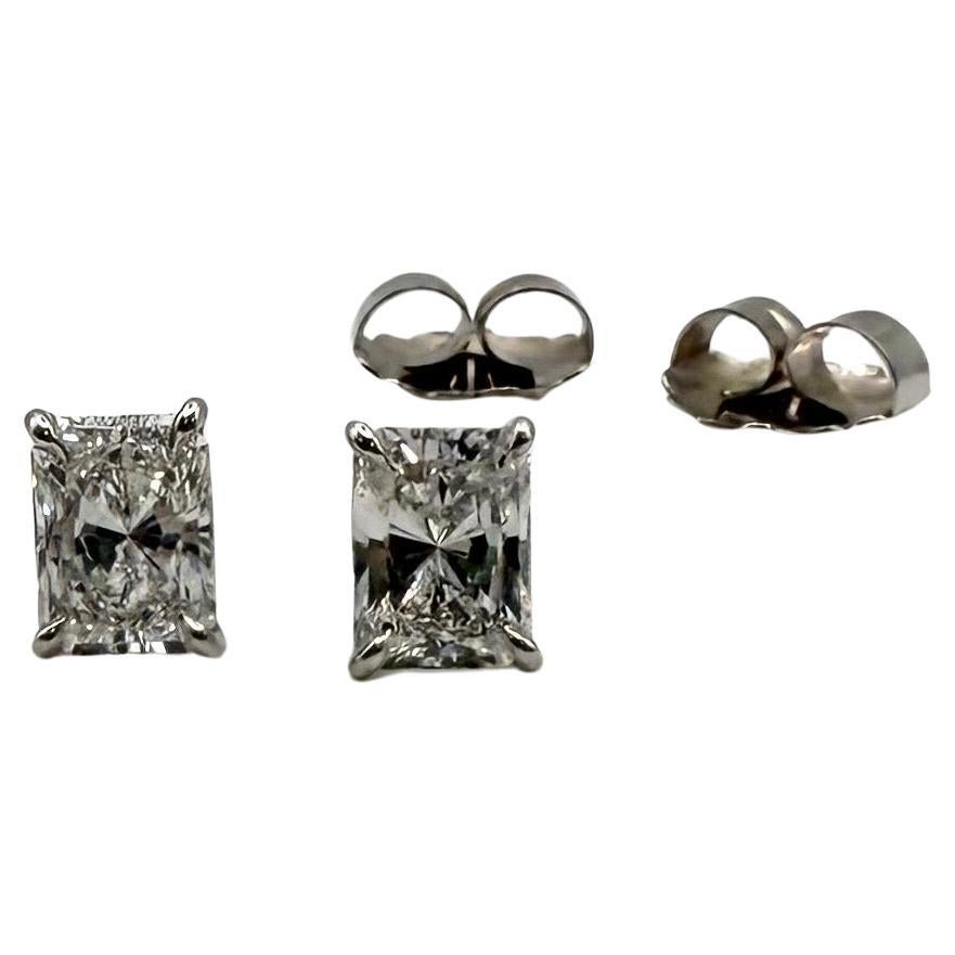 Borchie con diamante certificato GIA da 2,01 carati, rettangolari, di purezza VS, in platino in vendita