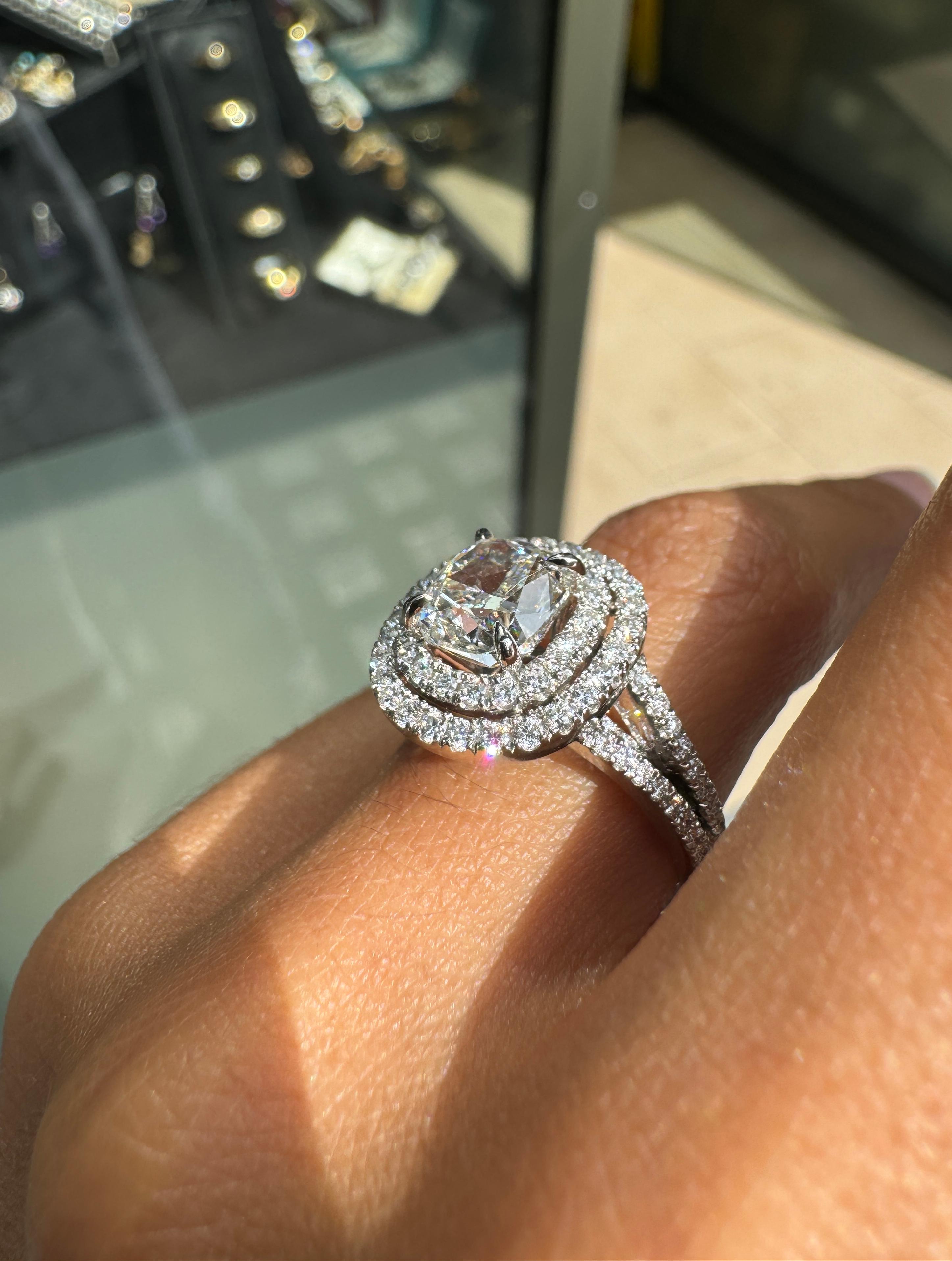 2.01ct H VS2 Cusion Cut Diamant und Platin Double Halo Cluster Verlobungsring im Angebot 4