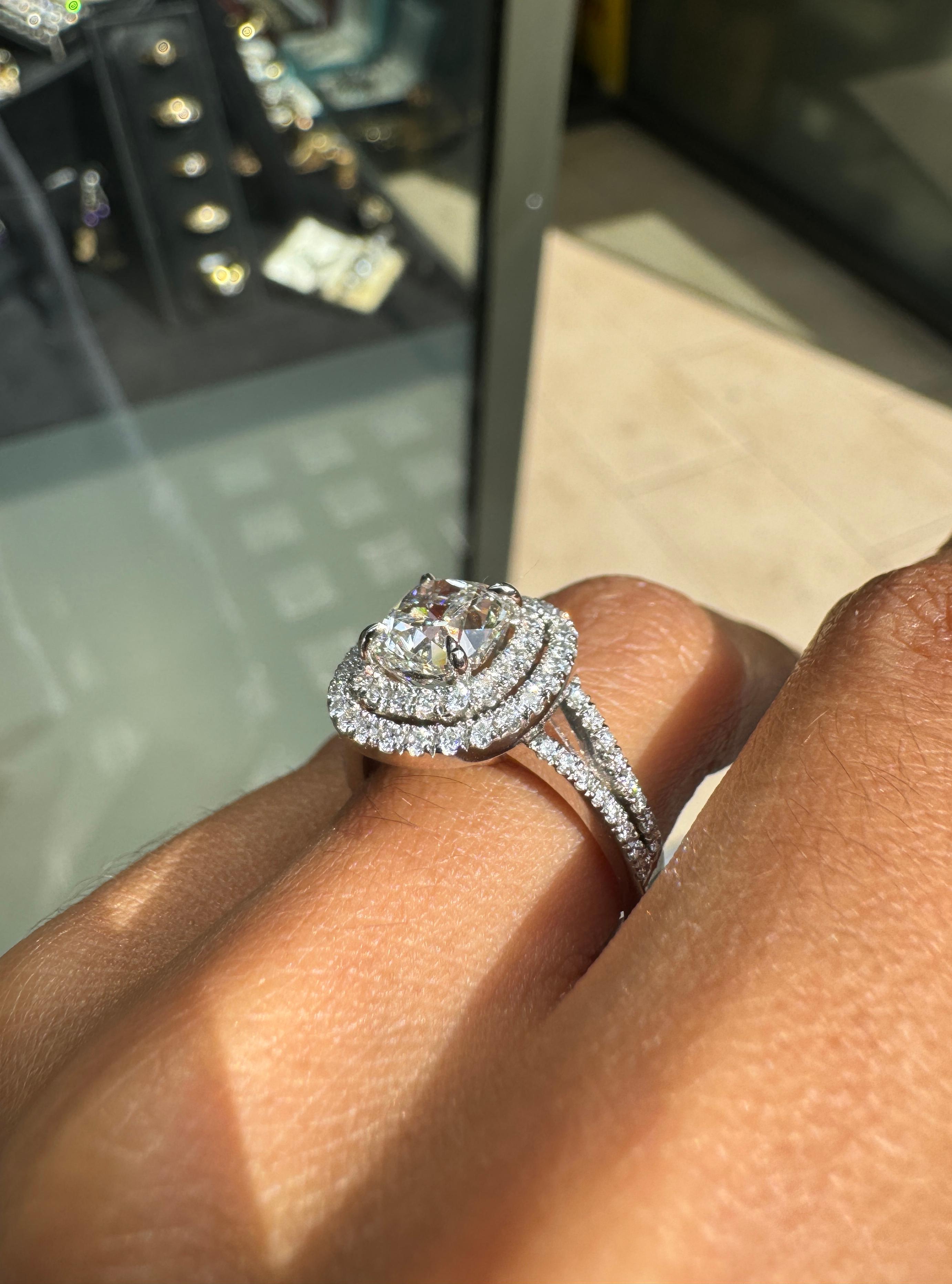 2.01ct H VS2 Cusion Cut Diamant und Platin Double Halo Cluster Verlobungsring im Angebot 5