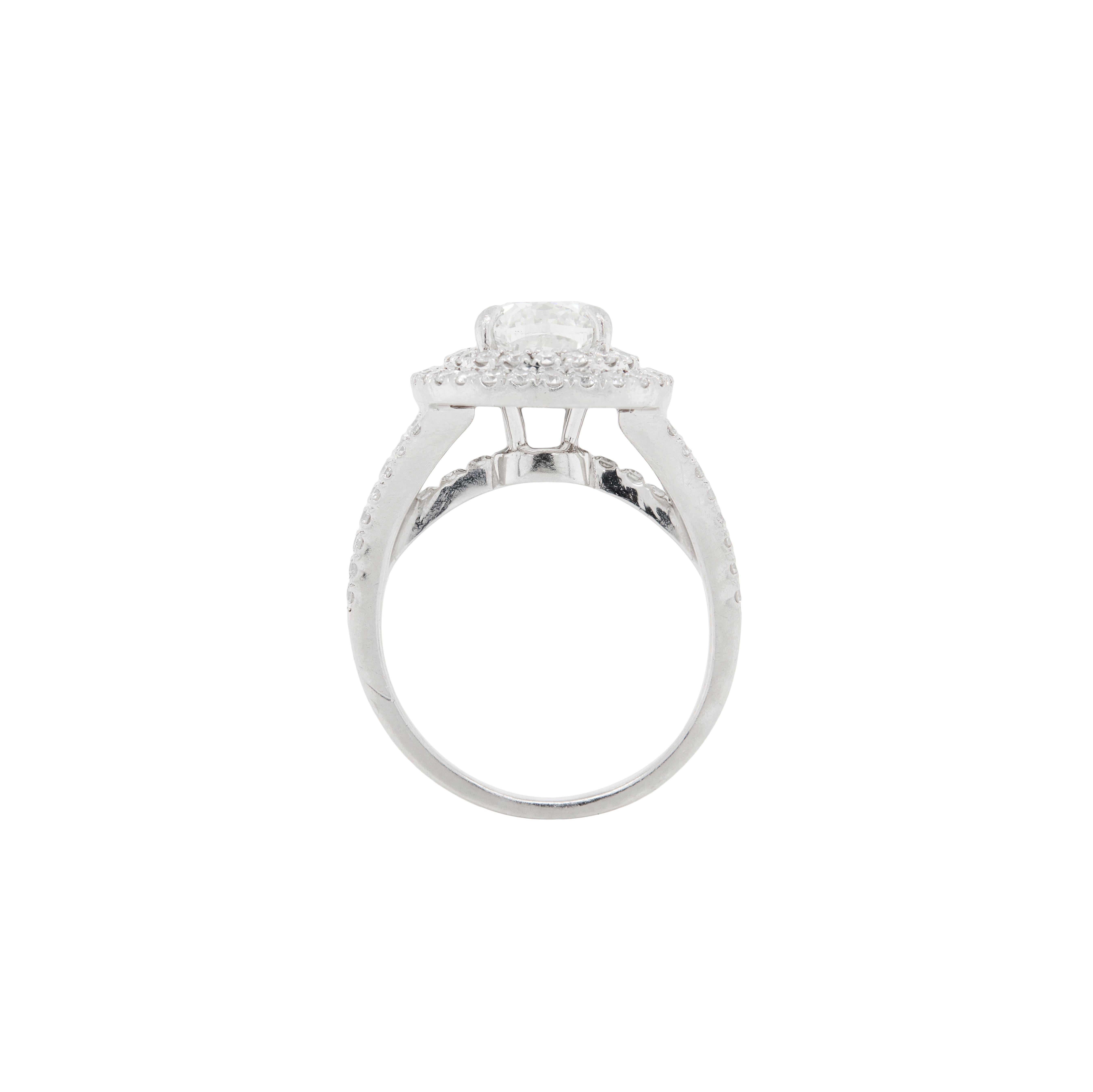 Stellen Sie sich vor, Sie sagen JA zu diesem spektakulären Verlobungsring - ein wahres Symbol für unendliche Liebe und zeitlose Schönheit.

Sein Herzstück ist ein wunderschöner Diamant im Kissenschliff mit einem Gewicht von 2,01 ct, zertifiziert in
