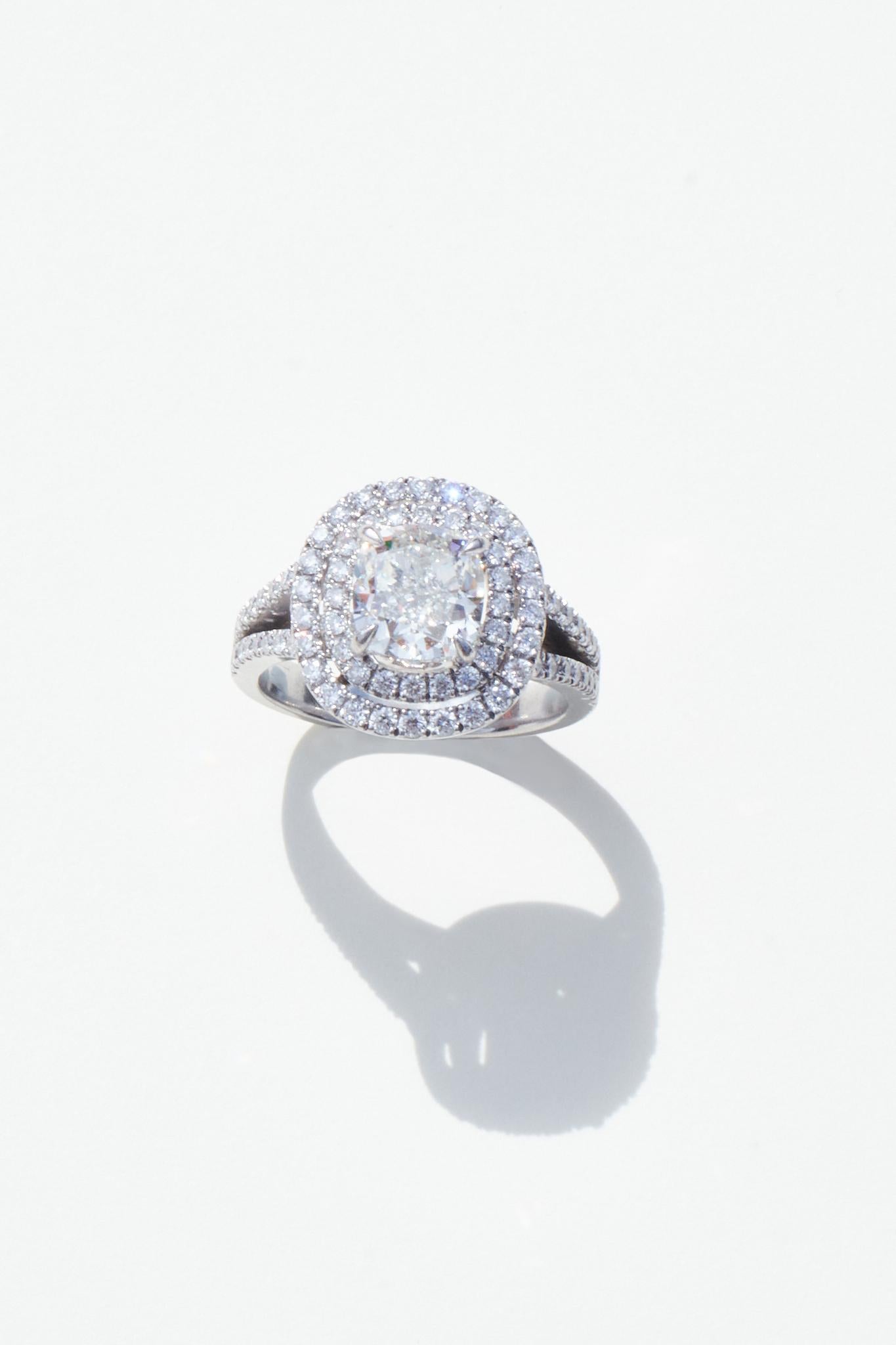 2.01ct H VS2 Cusion Cut Diamant und Platin Double Halo Cluster Verlobungsring (Kissenschliff) im Angebot