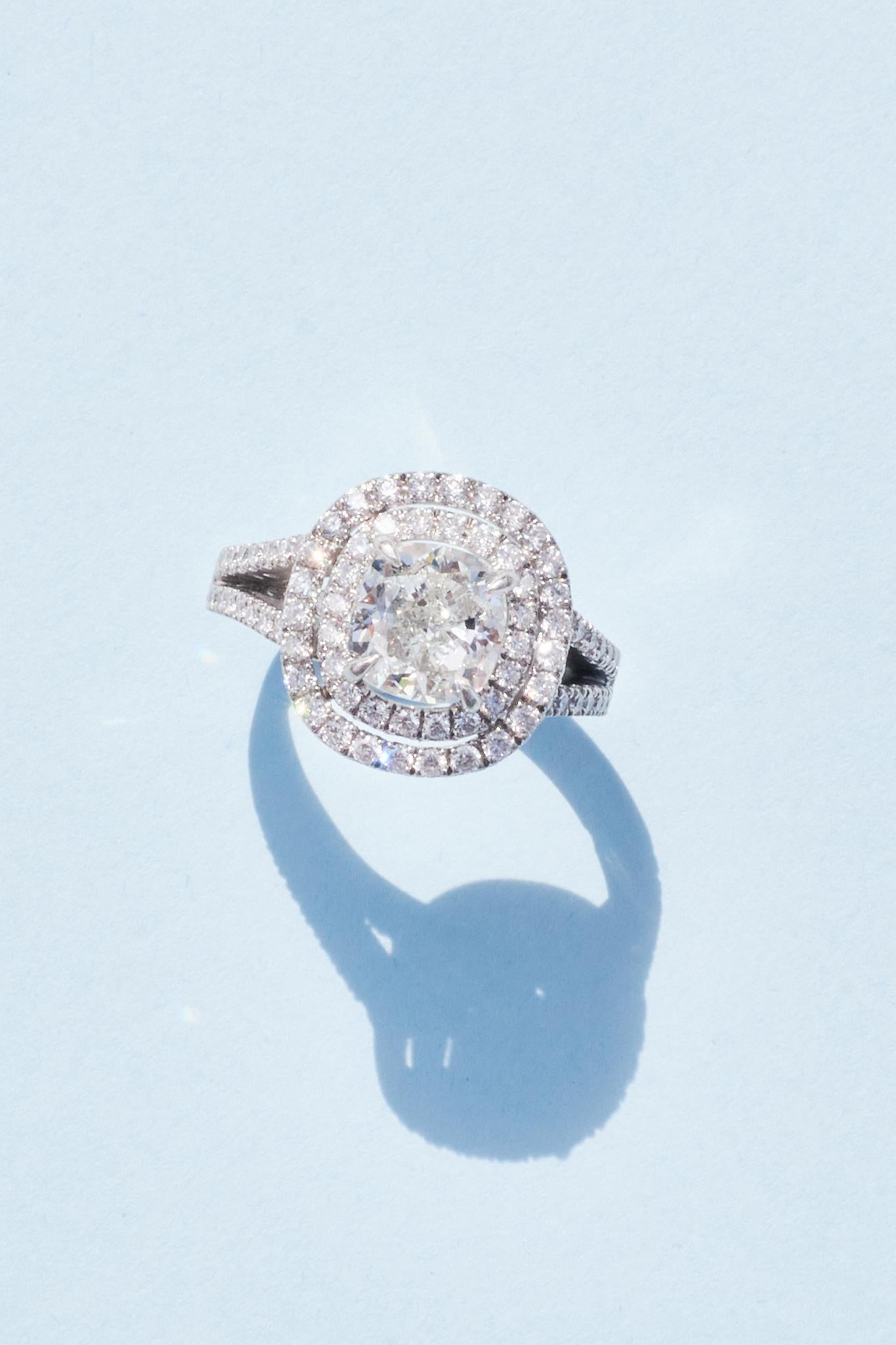2.01ct H VS2 Cusion Cut Diamant und Platin Double Halo Cluster Verlobungsring im Zustand „Hervorragend“ im Angebot in London, GB