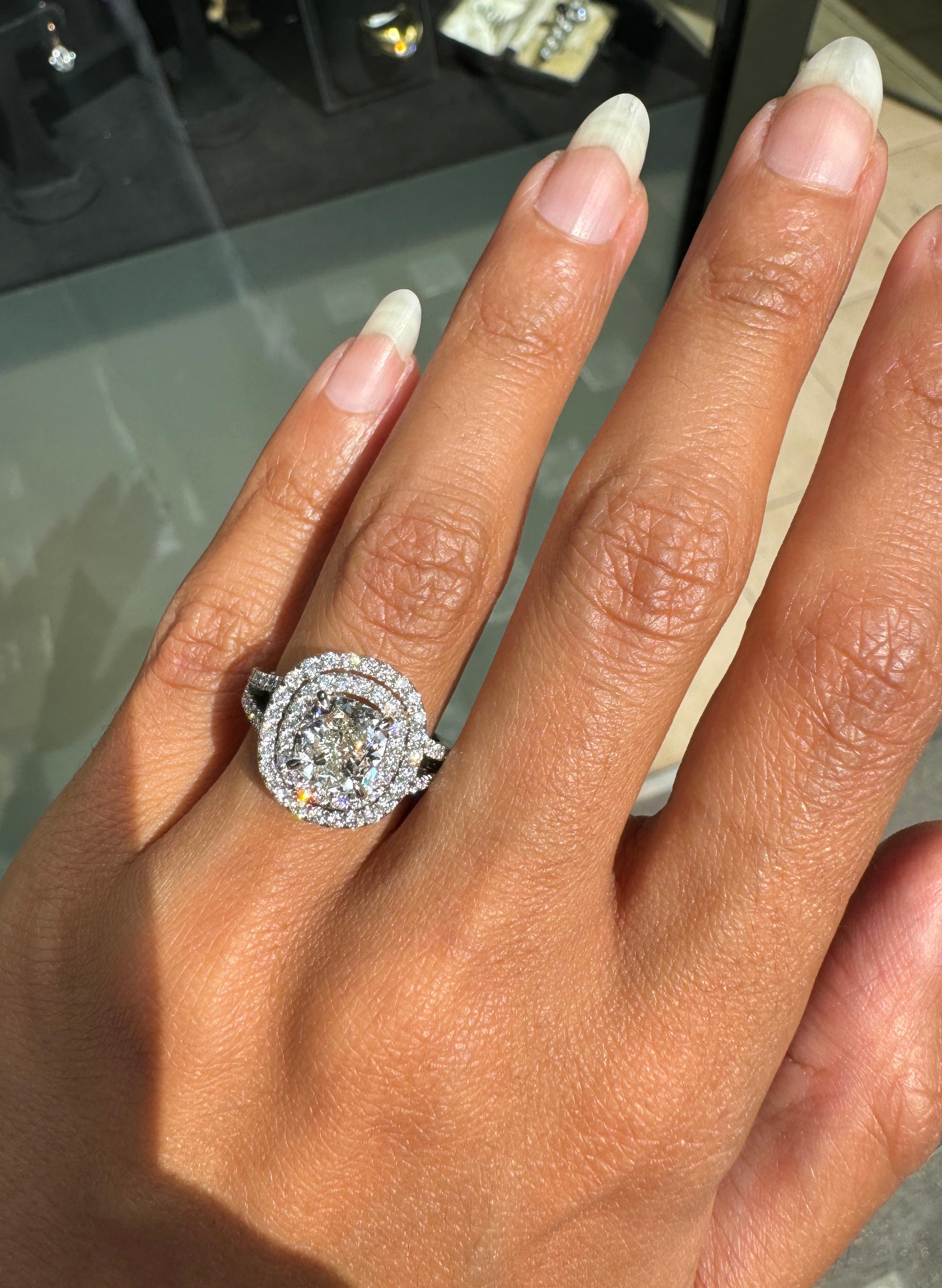 2.01ct H VS2 Cusion Cut Diamant und Platin Double Halo Cluster Verlobungsring Damen im Angebot