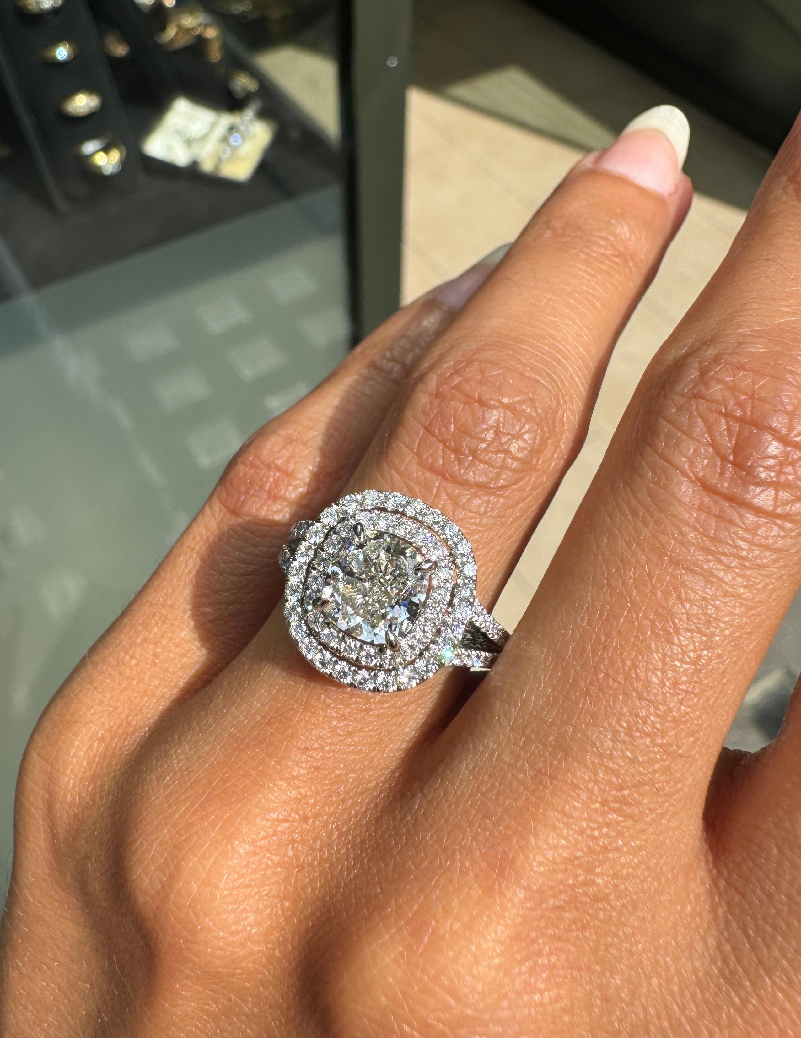 2.01ct H VS2 Cusion Cut Diamant und Platin Double Halo Cluster Verlobungsring im Angebot 2