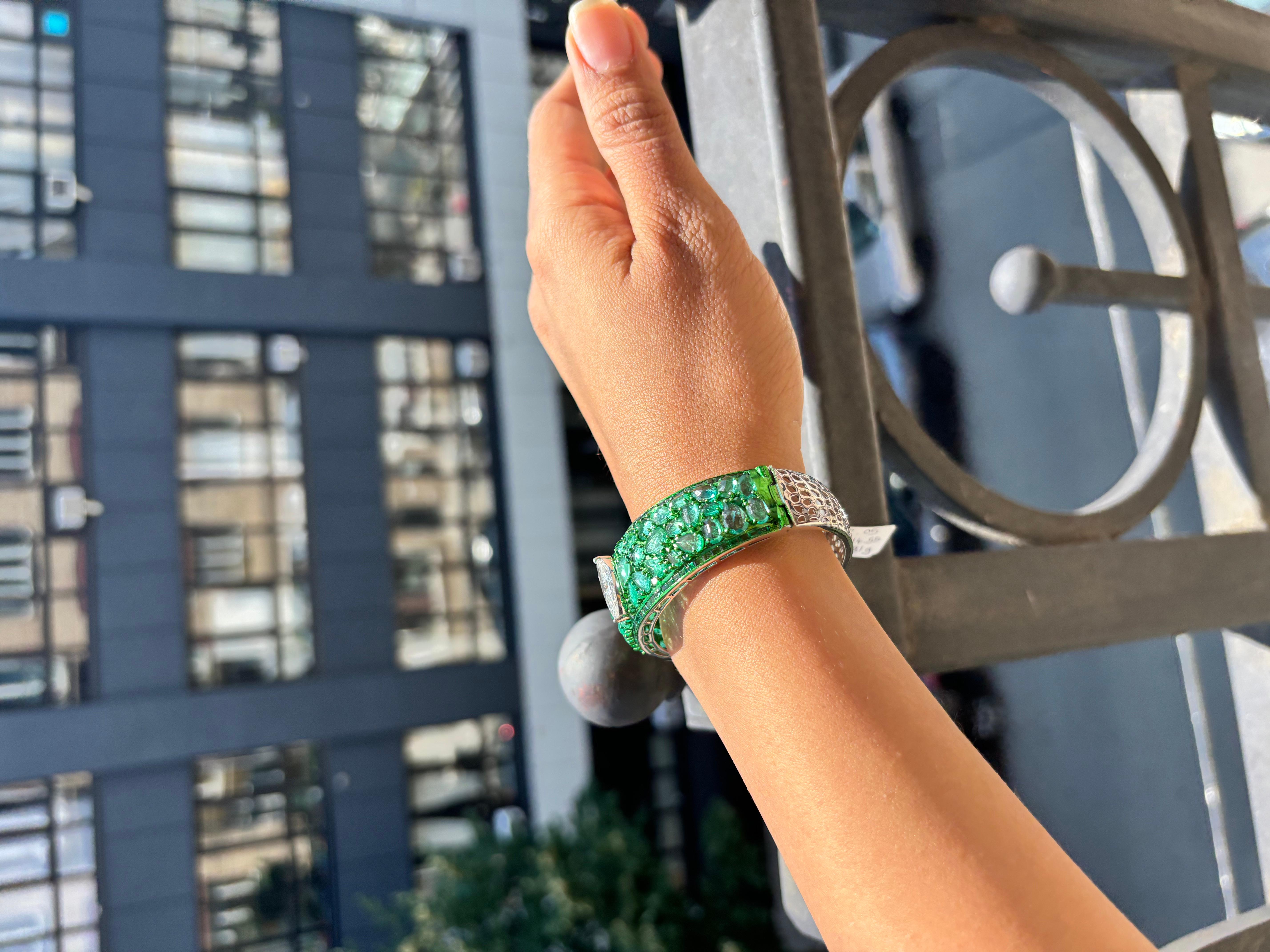 2.05 Carat Marquise Natural Diamond, Rose Cut Emeralds Beach Bangle In New Condition For Sale In New York, NY