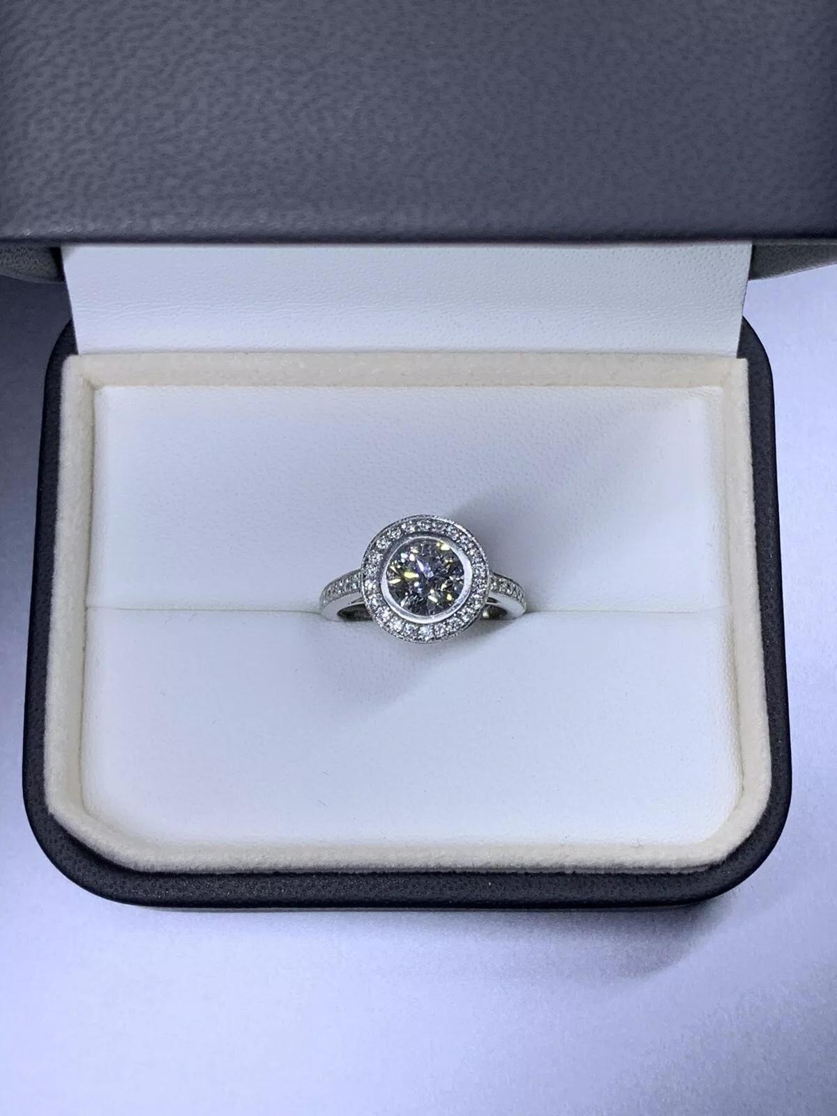 Taille ronde Bague de fiançailles solitaire en platine avec diamant rond de 2,01ct certifié GIA en vente