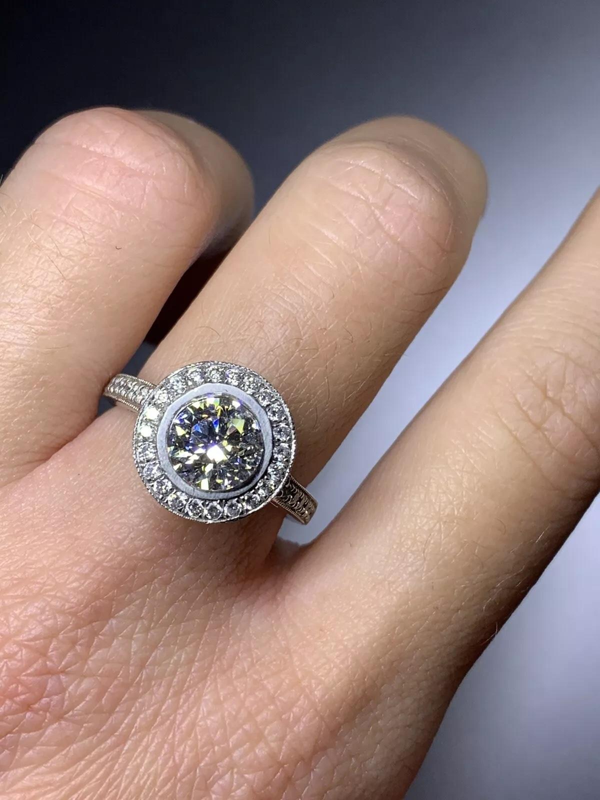 Bague de fiançailles solitaire en platine avec diamant rond de 2,01ct certifié GIA Neuf - En vente à London, GB