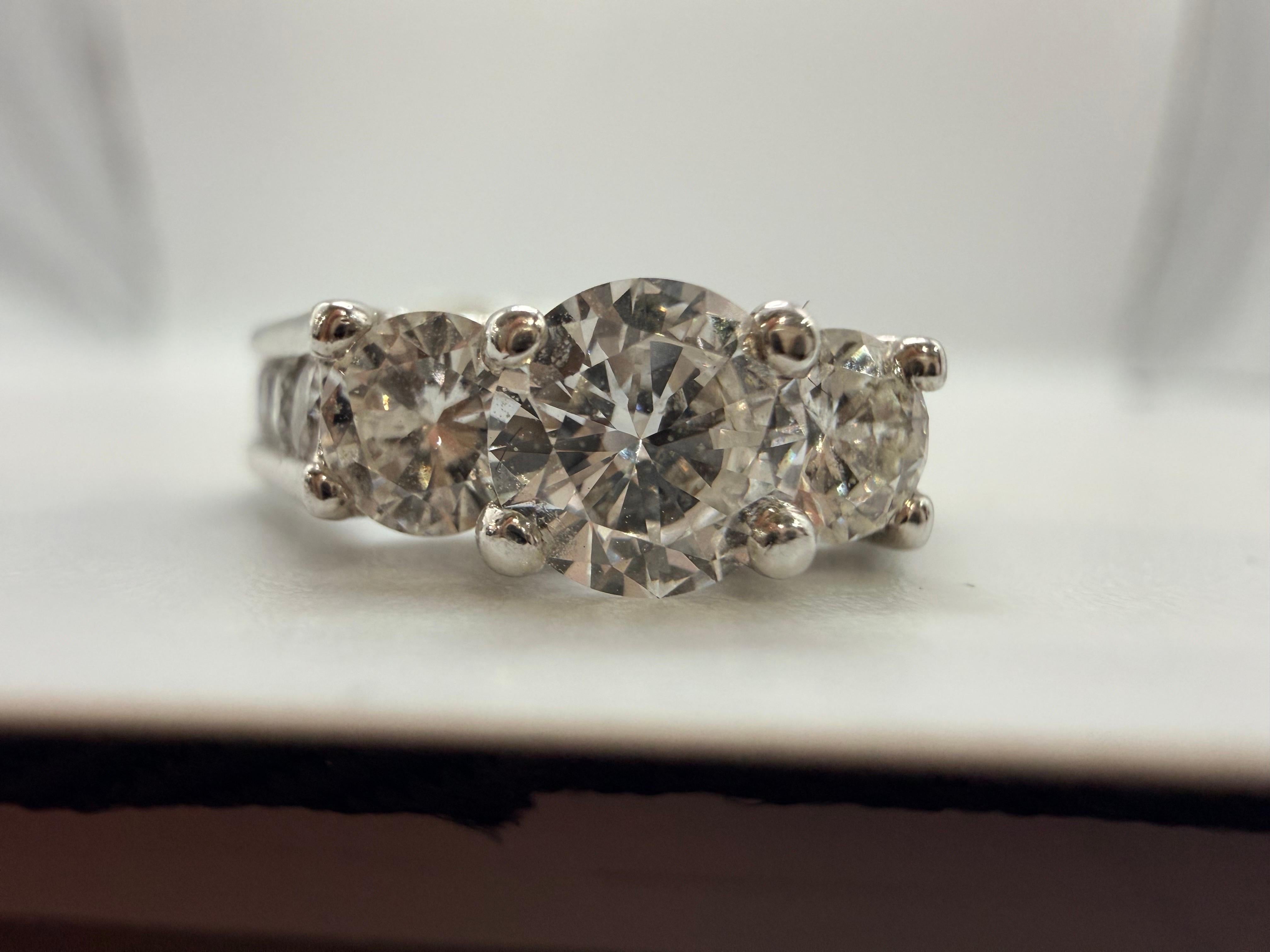 Bague de fiançailles classique composée de trois diamants au centre et de quelques diamants plus petits sur l'anneau en or 14KT, tous les diamants sont de pureté VS-SI et de couleur F-G.

**Tous les articles quittent nos locaux avec un certificat au