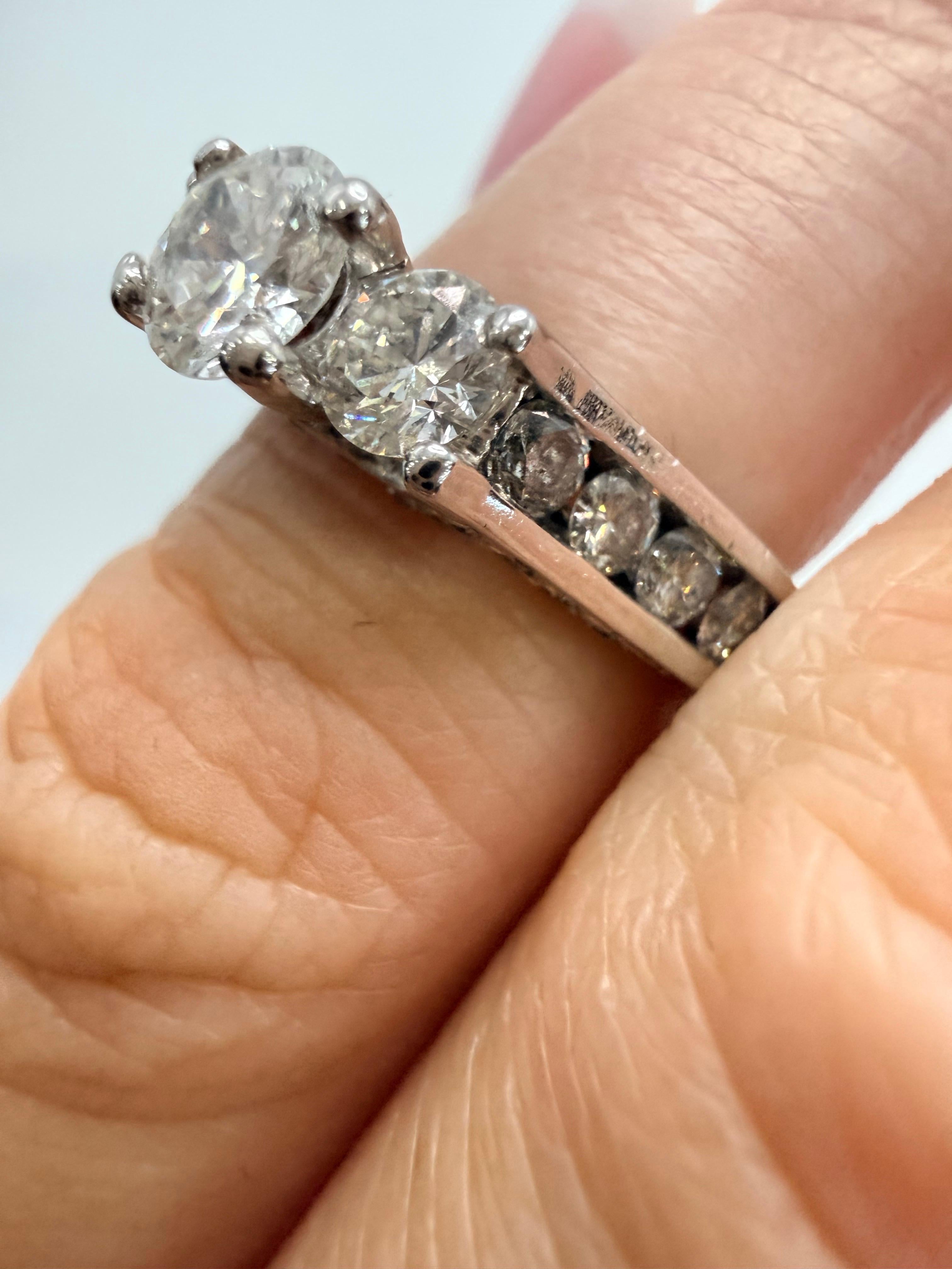 Taille brillant 2.01ct Bague de fiançailles à trois pierres en or 14KT en vente