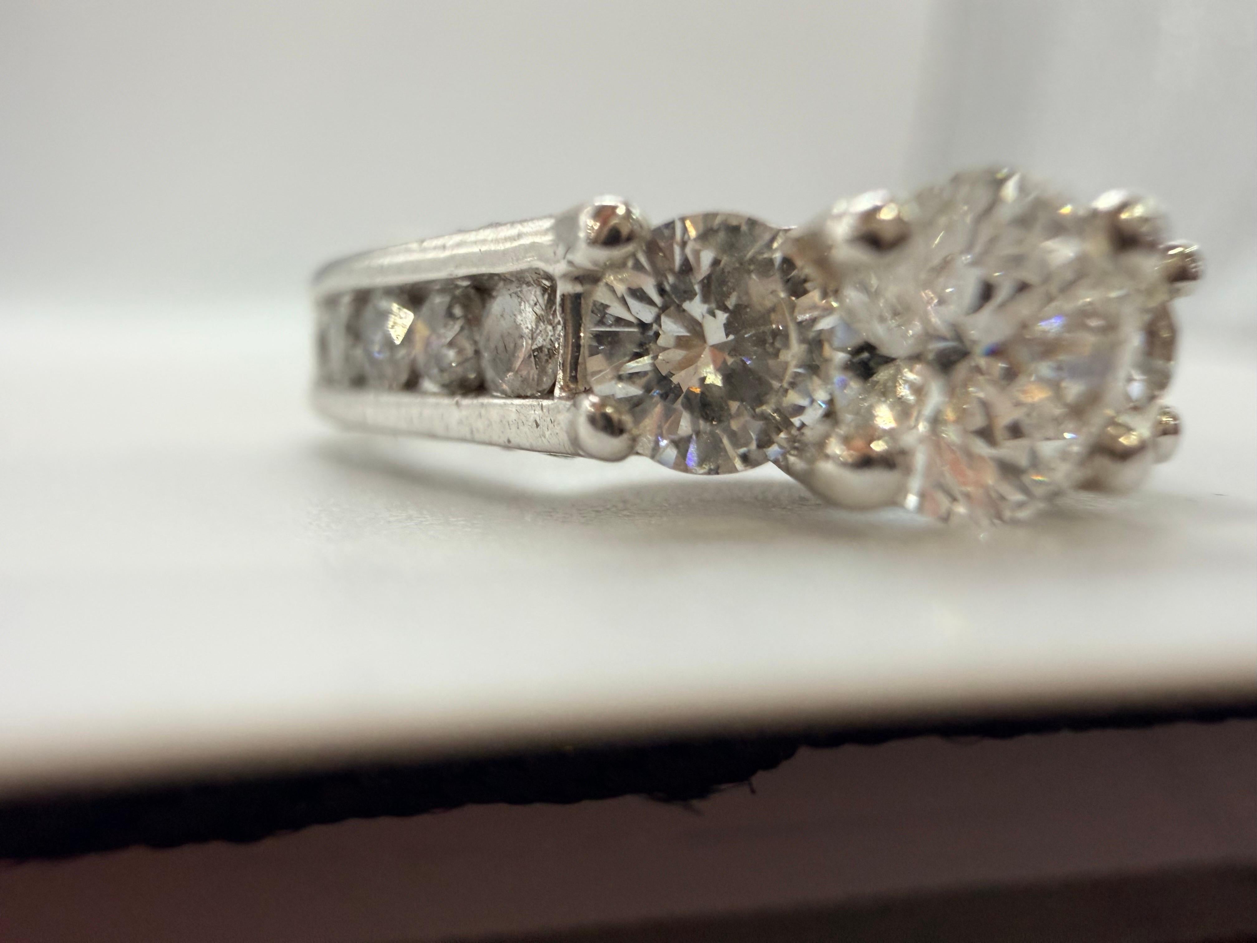 2.01ct Bague de fiançailles à trois pierres en or 14KT en vente 3