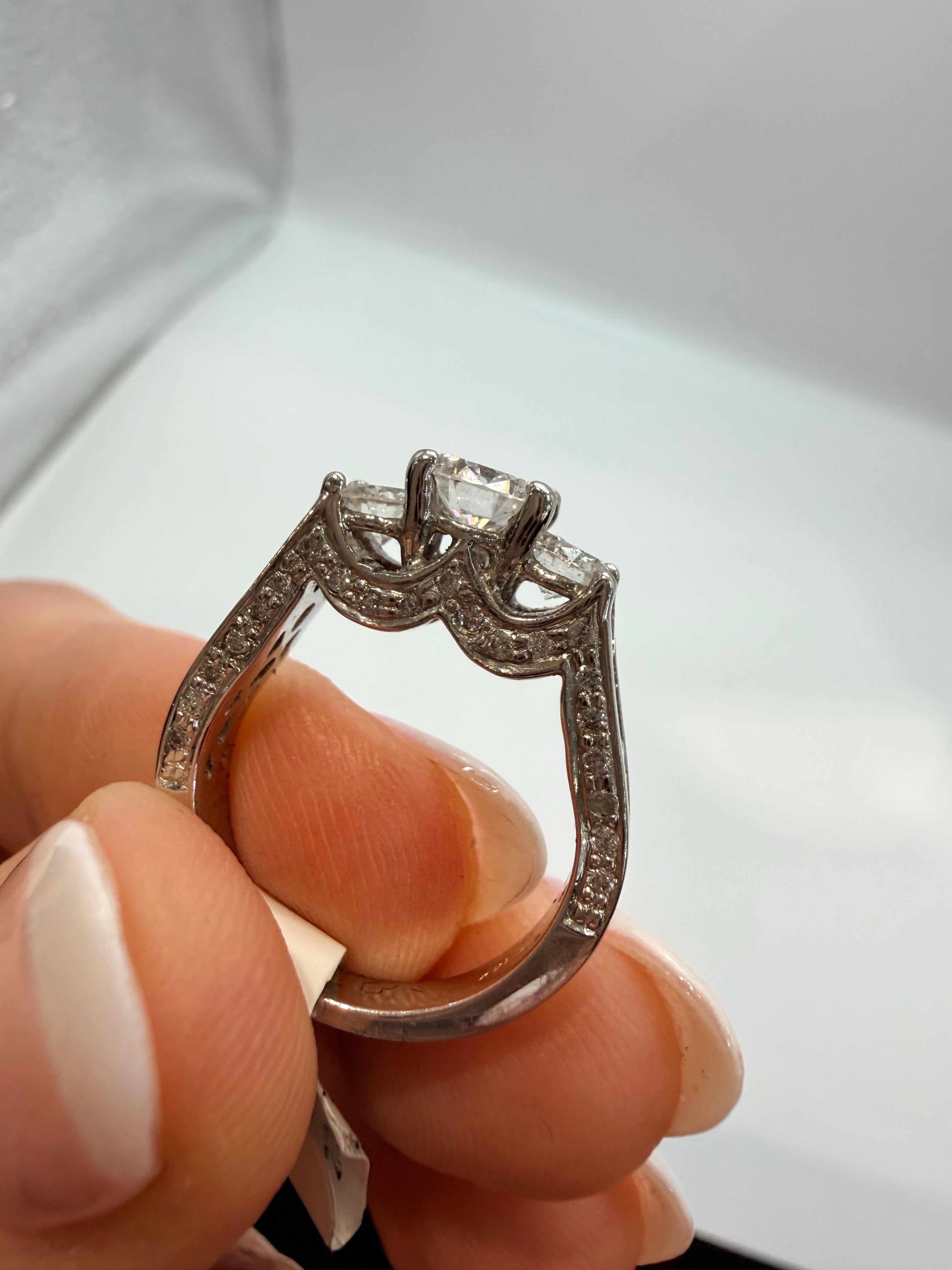 2.01ct Bague de fiançailles à trois pierres en or 14KT en vente 4