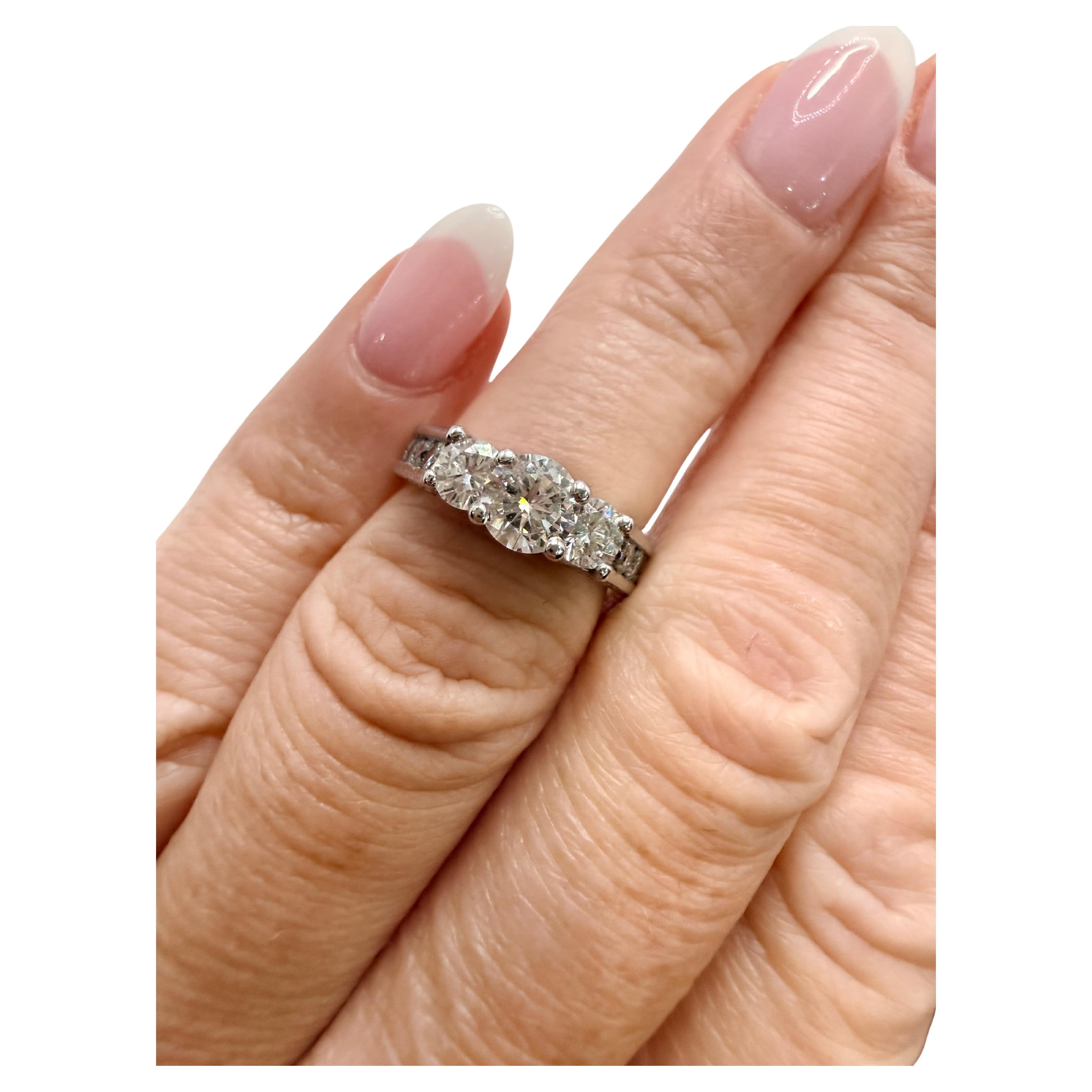 2.01ct Bague de fiançailles à trois pierres en or 14KT