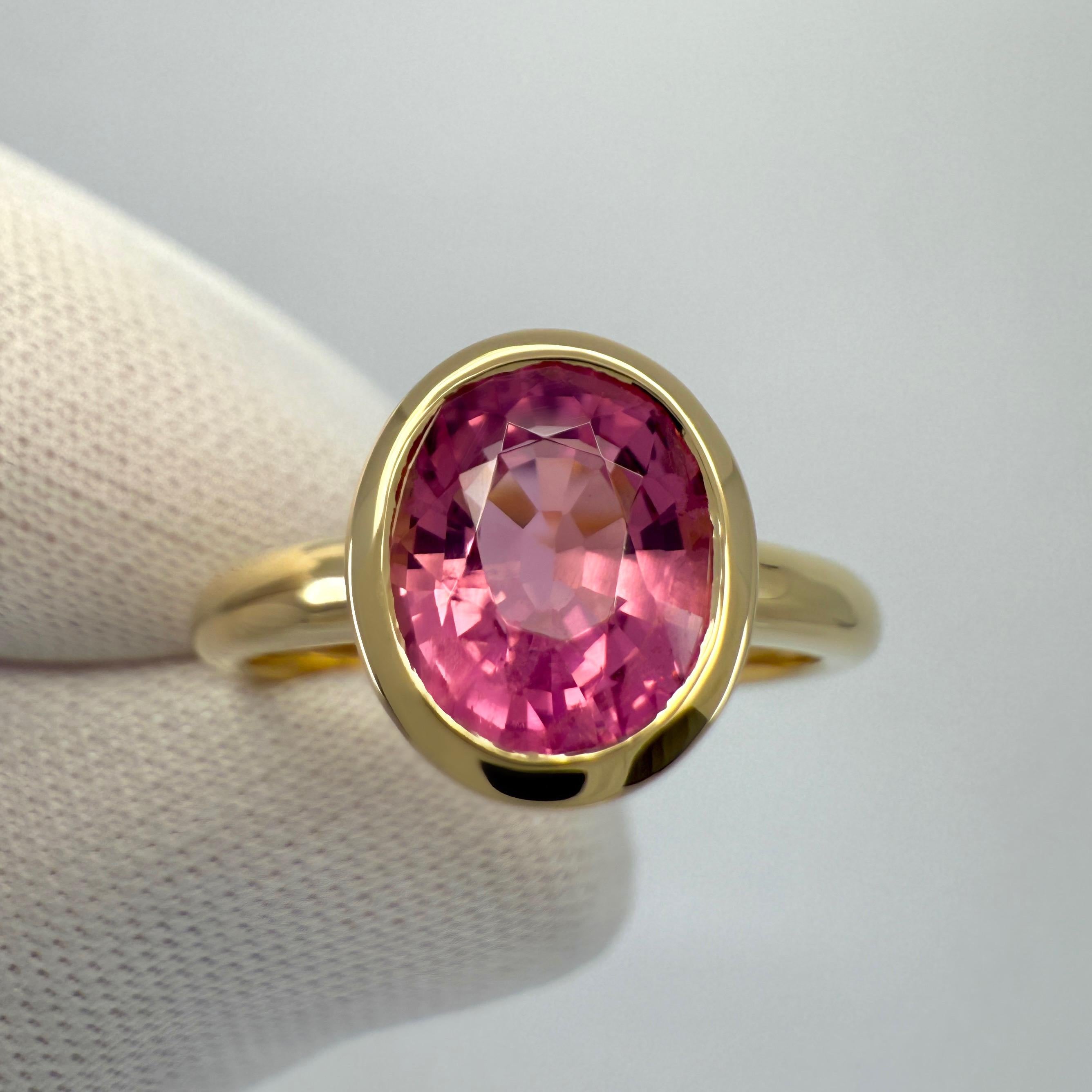 Anello solitario in oro giallo 18 carati con tormalina rosa vivida naturale e taglio ovale.

Tormalina rubellite da 2,01 carati con un colore rosa vivo e brillante e un'ottima purezza. Una pietra pulita con solo alcune piccole inclusioni naturali