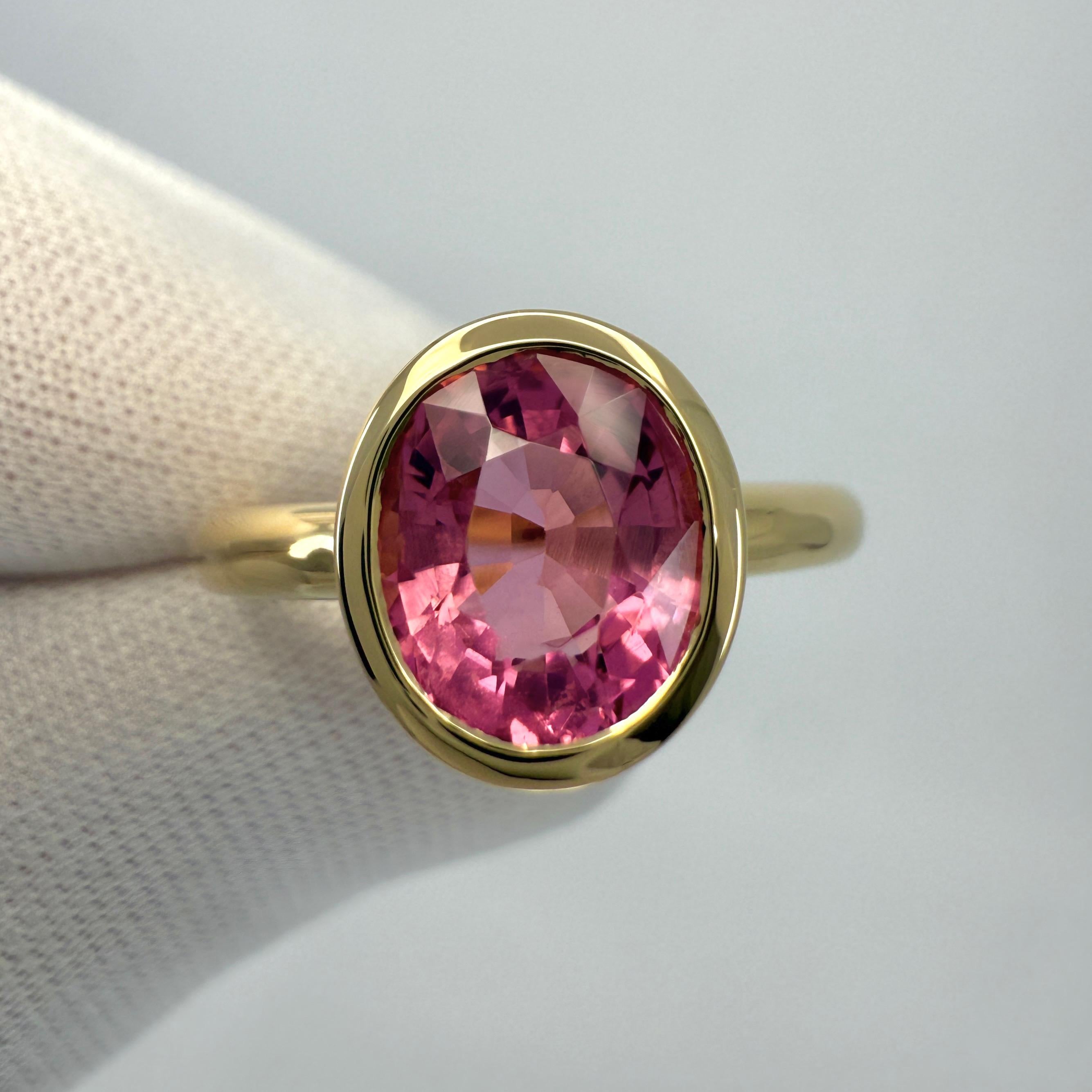 Anello solitario con castone ovale in oro giallo 18 carati con tormalina rosa vivida da 2,01 carati In condizioni Nuovo in vendita a Birmingham, GB