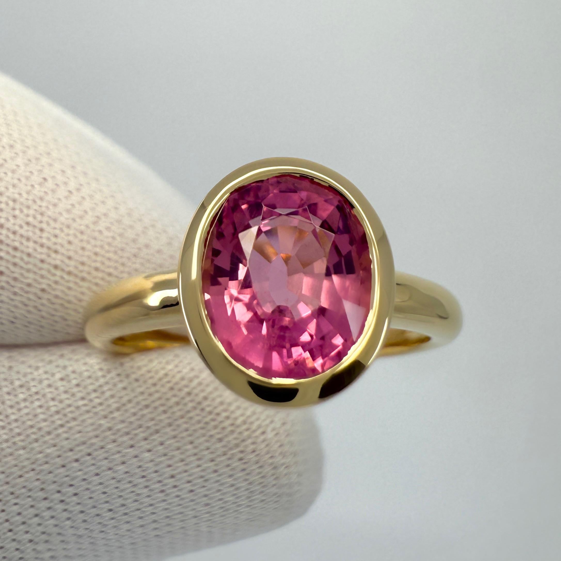 Anello solitario con castone ovale in oro giallo 18 carati con tormalina rosa vivida da 2,01 carati in vendita 1