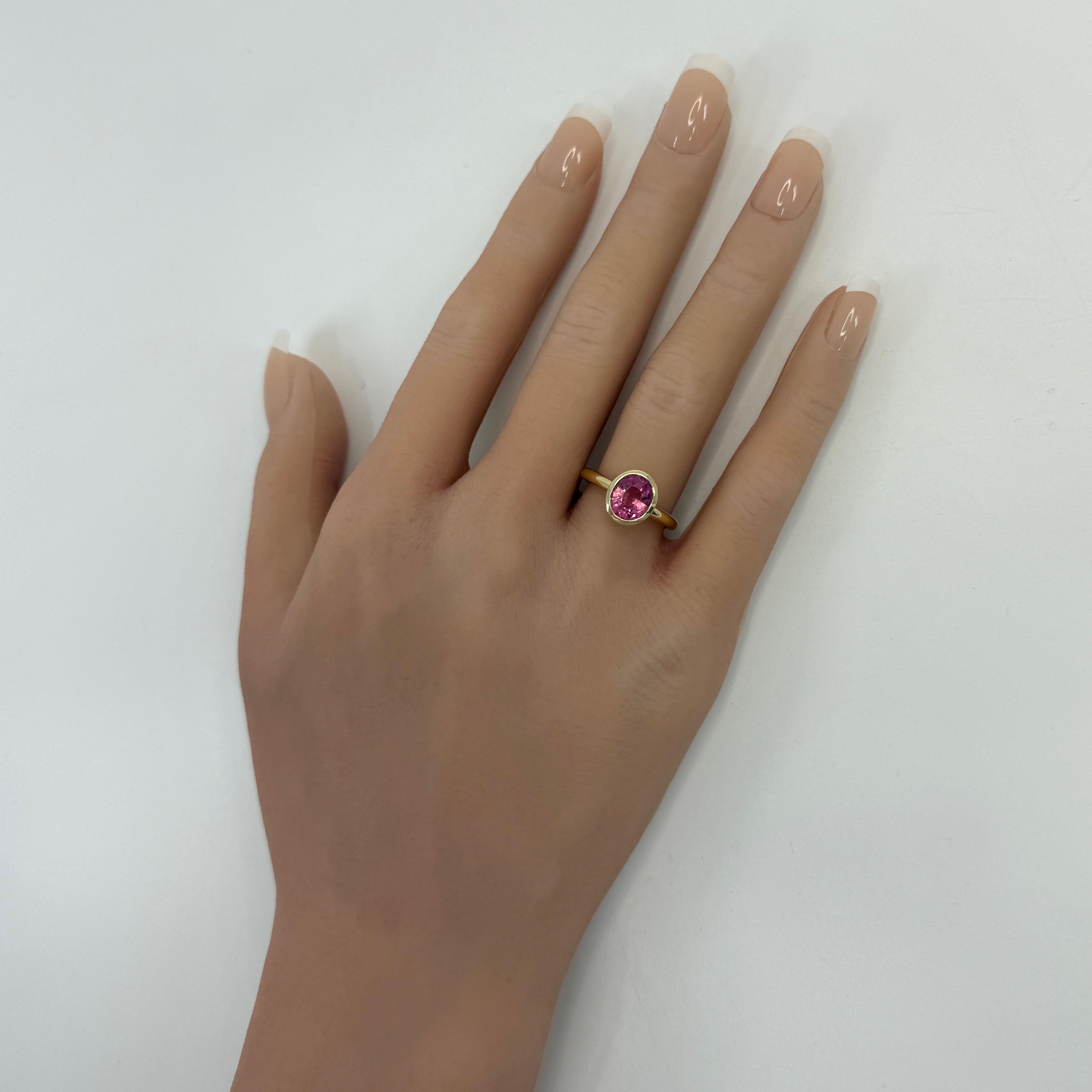 Anello solitario con castone ovale in oro giallo 18 carati con tormalina rosa vivida da 2,01 carati in vendita 2