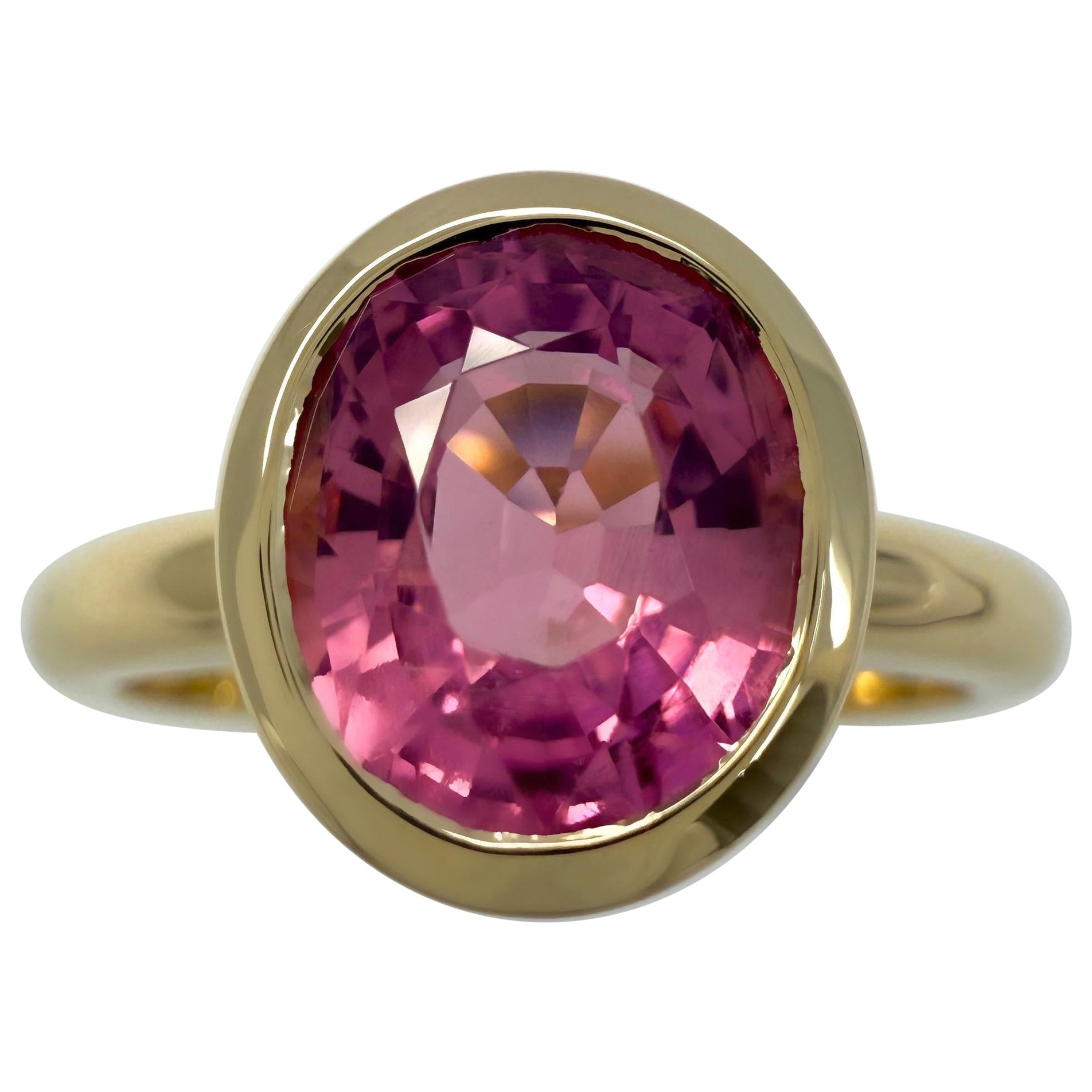 Anello solitario con castone ovale in oro giallo 18 carati con tormalina rosa vivida da 2,01 carati in vendita