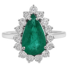 Anello di fidanzamento con smeraldo a goccia e diamante aureolato da 2,01 carati in oro bianco 18 carati