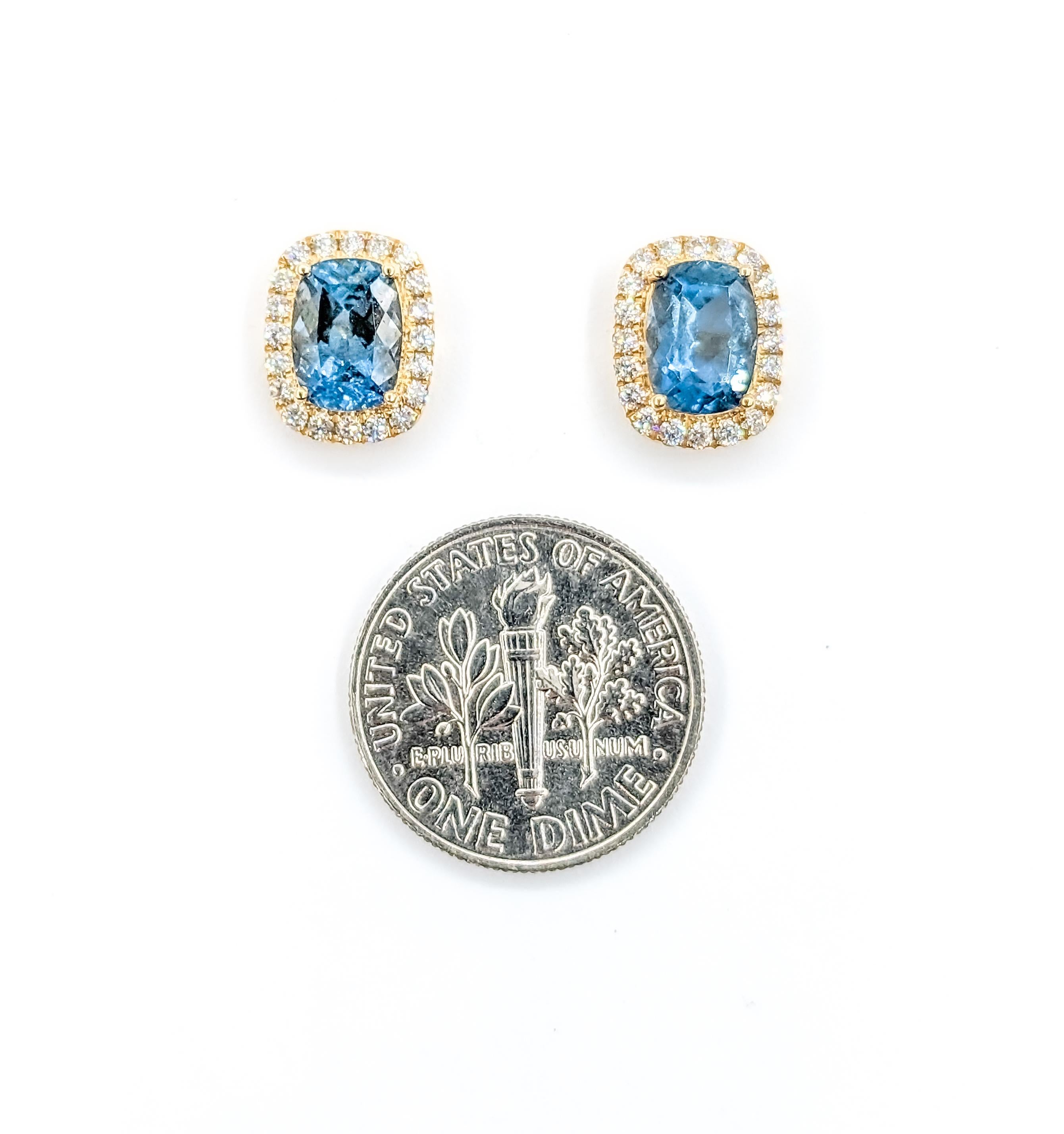 2.01ctw Aquamarine & Diamond Halo Earrings In Yellow gold

Presenting these exquisite Aquamarine Stud Earrings, masterfully crafted in 14K Yellow Gold and adorned with .34ctw of radiant Diamonds in the form of glittering halos. These diamonds shine