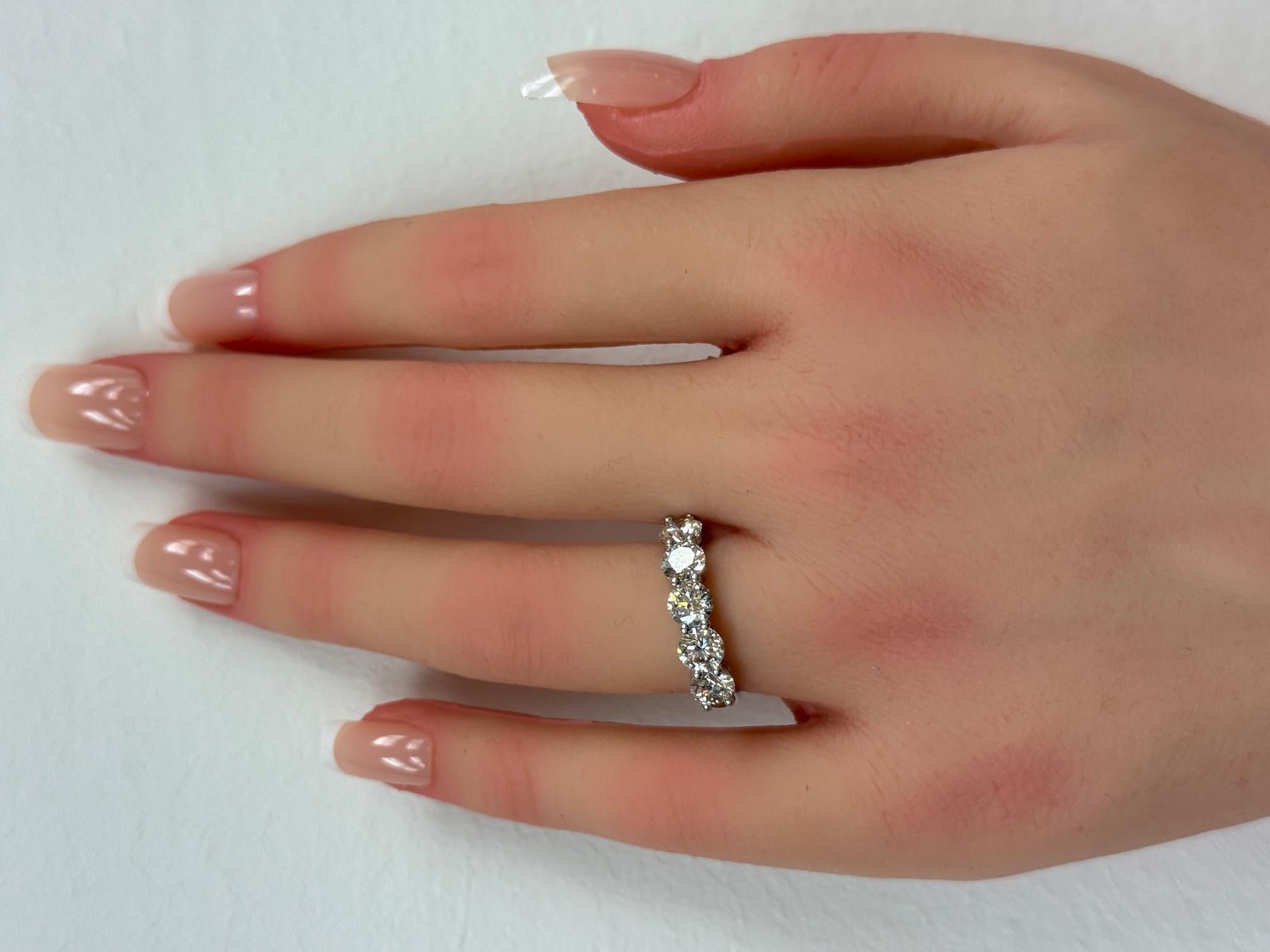 2.01CTW Cinq diamants ronds brillants certifiés GIA en platine en vente 1