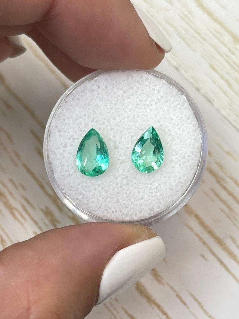 Pierre : Émeraude
Poids total : 2.01-tcw
Forme : Coupe poire
Clarté : Transparent
Lustre : Très bon
Couleur : Vert moyen clair
Dimensions : 8,29 mm x 5,79 mm x 3,87 mm // 8,54 mm x 6,02 mm x 3,48 mm
Origine géographique : Colombie
Traitement :