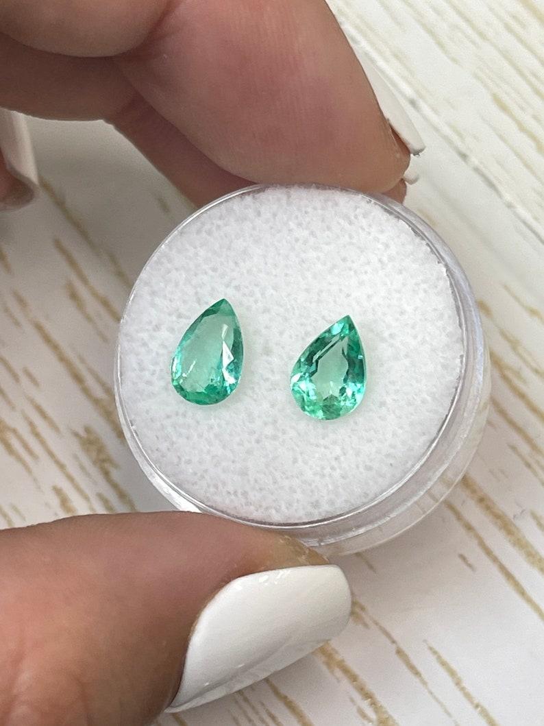 Moderne 2.01tcw 8.5x6 Matching Colombian Emeralds - Pear-Cut Genuine Loose Gems en vente