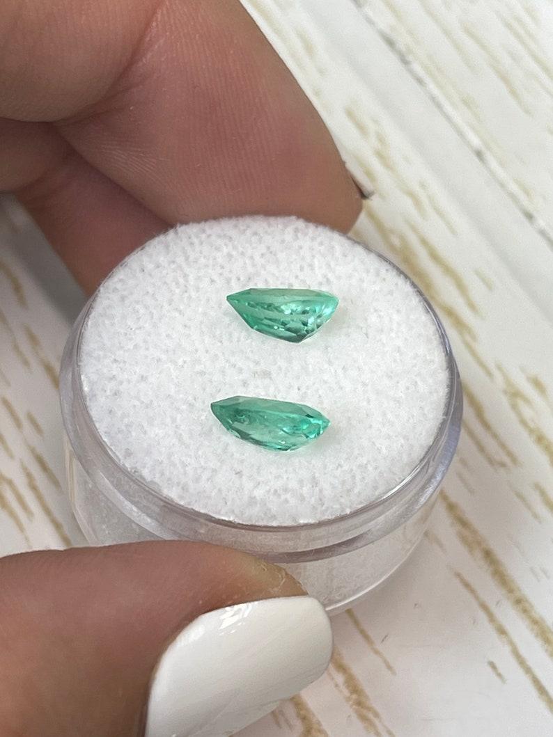 2.01tcw 8.5x6 Matching Colombian Emeralds - Pear-Cut Genuine Loose Gems Pour femmes en vente