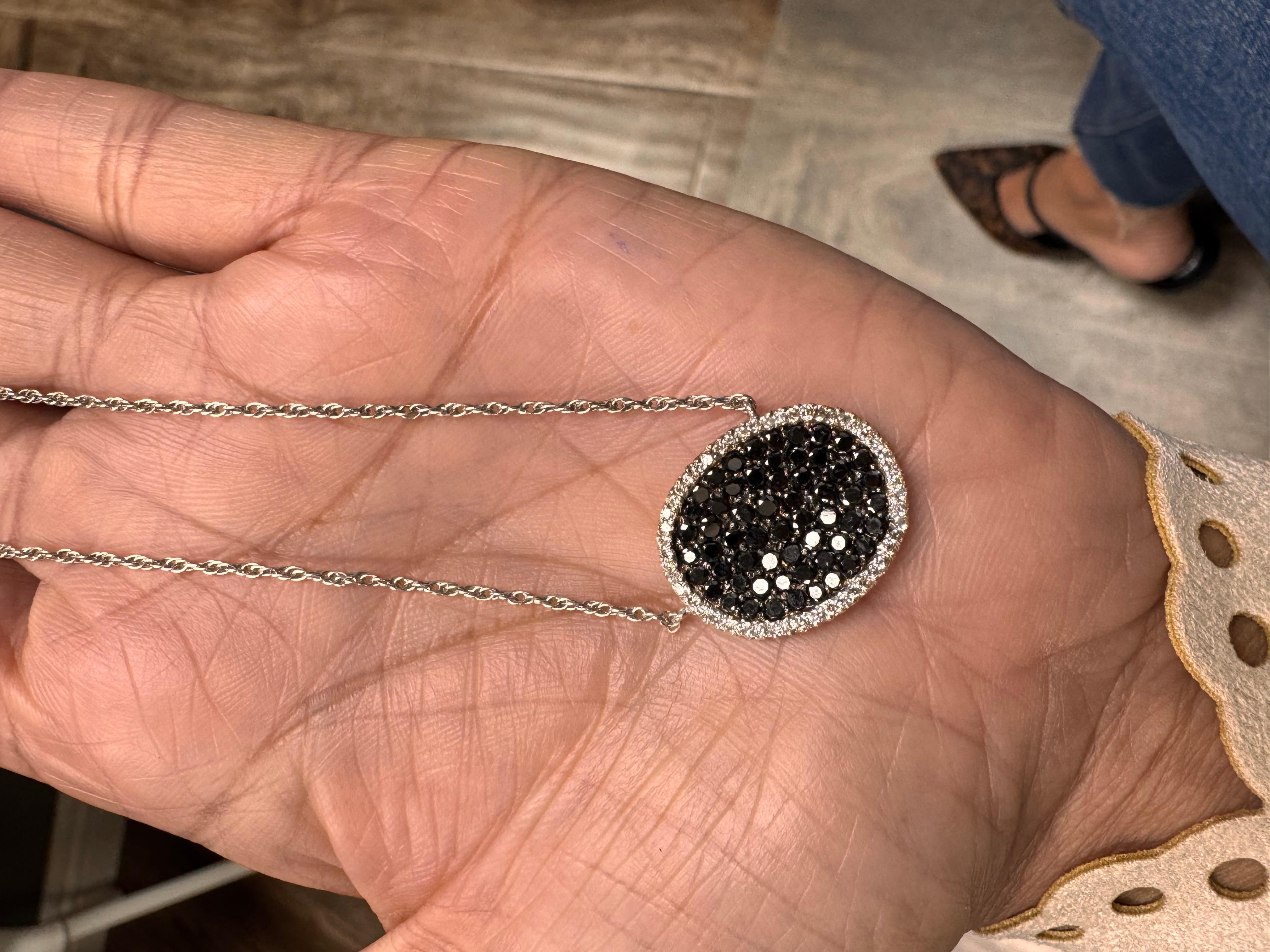 Collana a catena in oro bianco con diamante nero da 2,02 carati in vendita 3