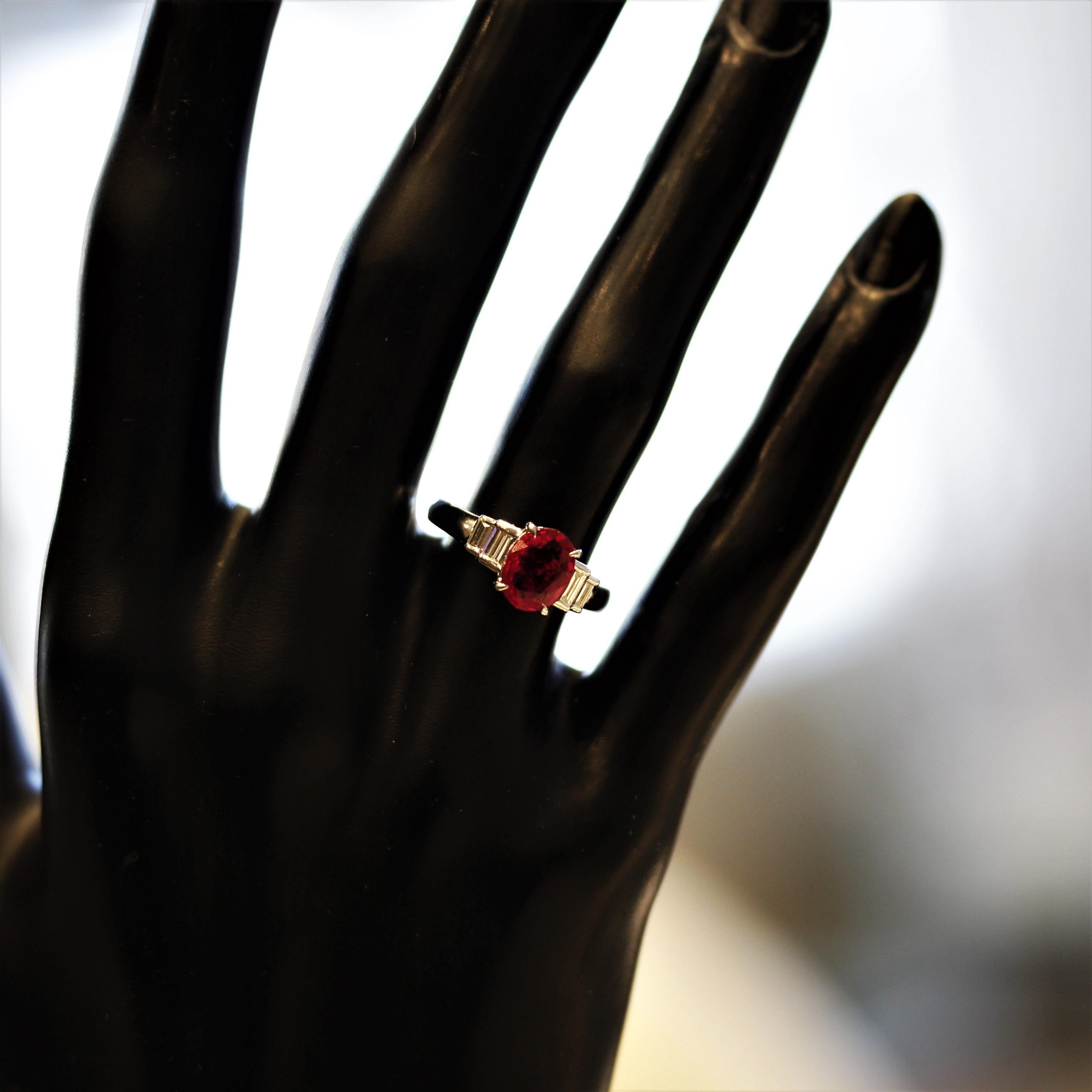 De las mujeres Anillo de platino con diamante rubí birmano de 2.02 quilates, certificado GIA en venta