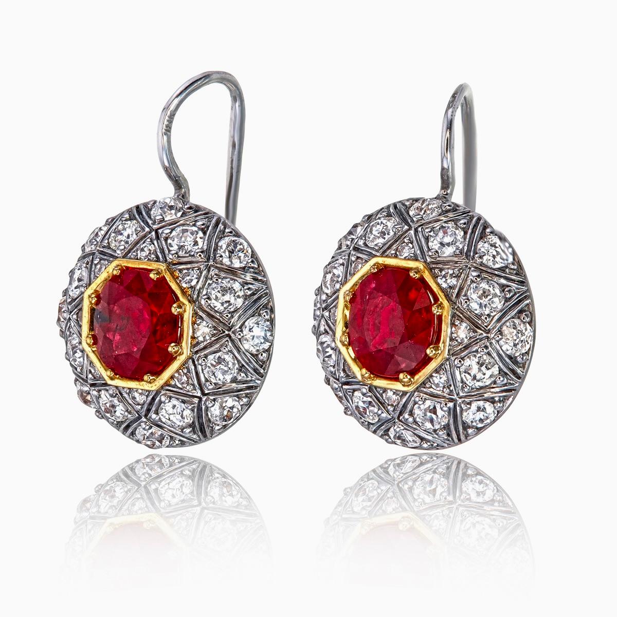 2.02 Carat Burmese Ruby No Heat Pigeon Blood and Diamond Earrings in 18k Gold (Moderne) im Angebot
