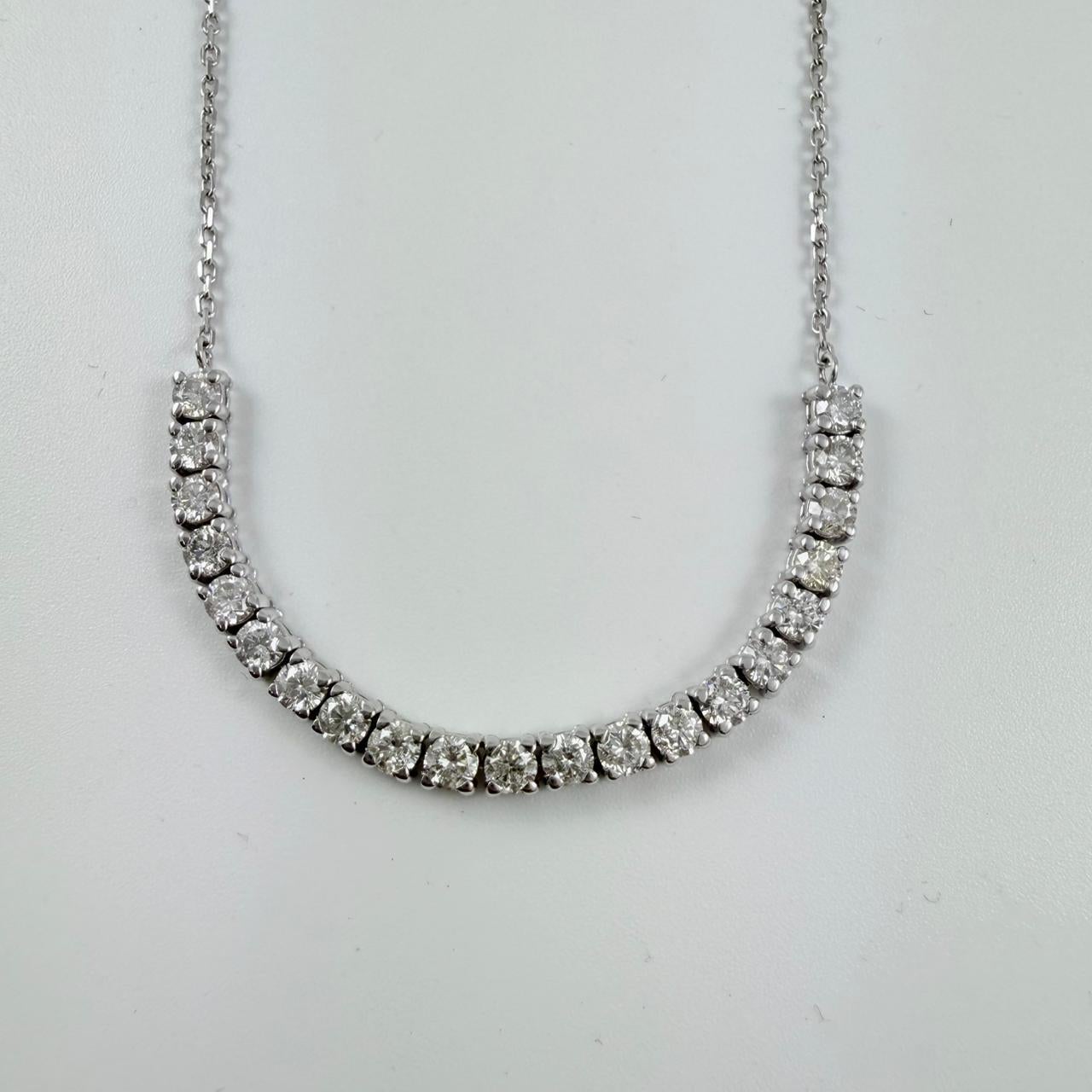Elegante e moderna, questa collana di diamanti a barretta offre un'interpretazione senza tempo del lusso quotidiano. Con 21 diamanti rotondi a taglio brillante incastonati in un design pulito a barre orizzontali, il pezzo offre il massimo dello