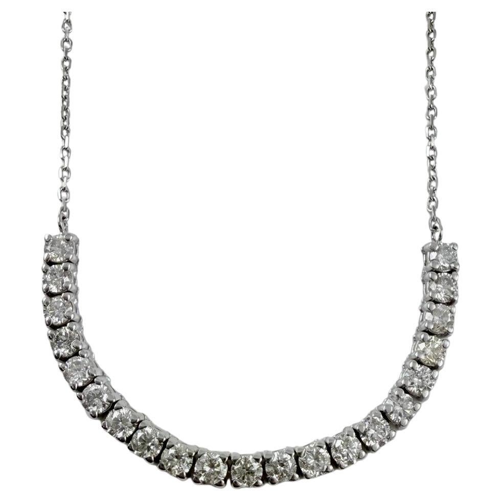 Elegante e moderna, questa collana di diamanti a barretta offre un'interpretazione senza tempo del lusso quotidiano. Con 21 diamanti rotondi a taglio brillante incastonati in un design pulito a barre orizzontali, il pezzo offre il massimo dello