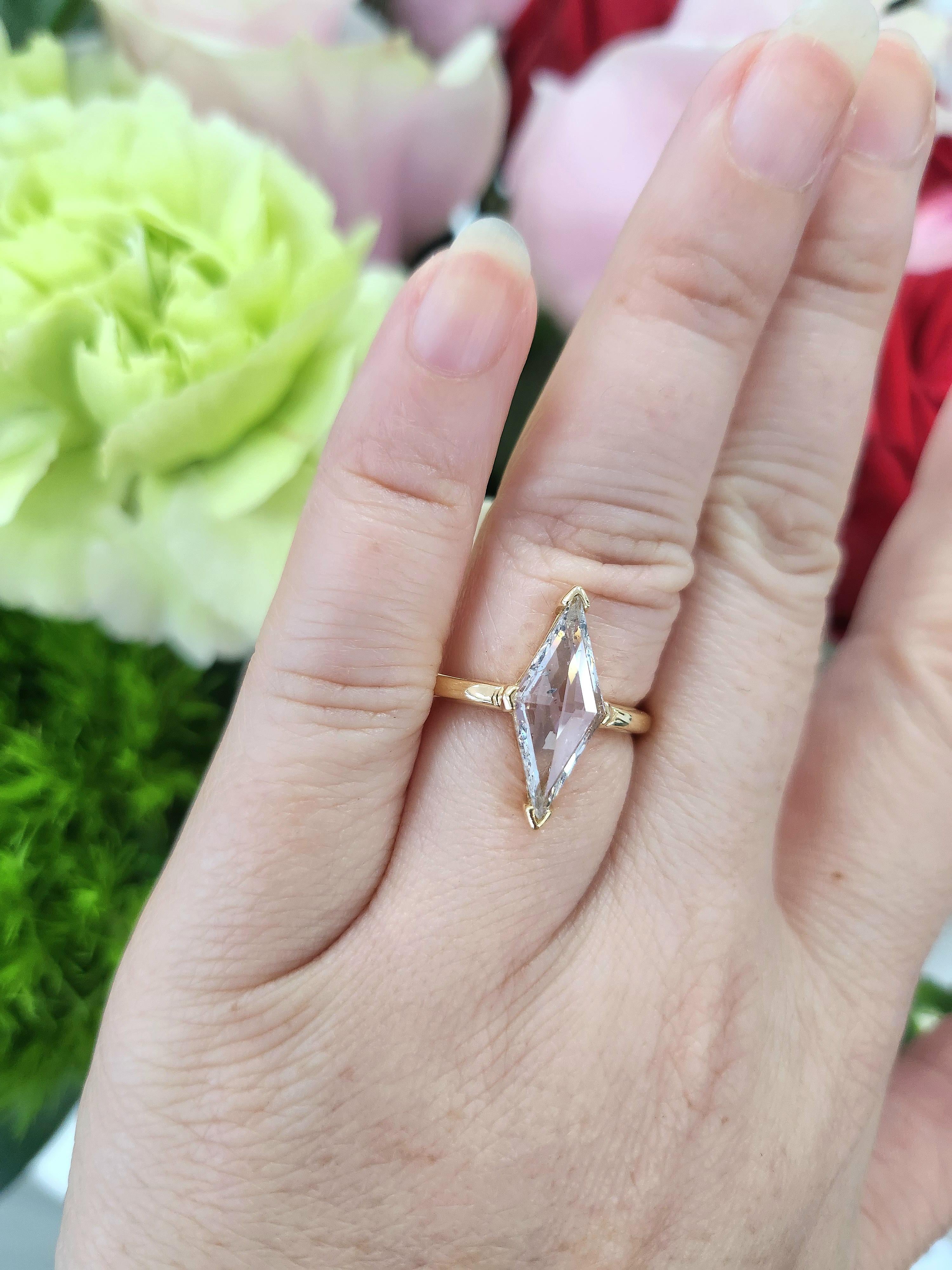 Artisan Bague allongée en or jaune 18 carats avec diamants taille escalier de 2,02 carats en vente