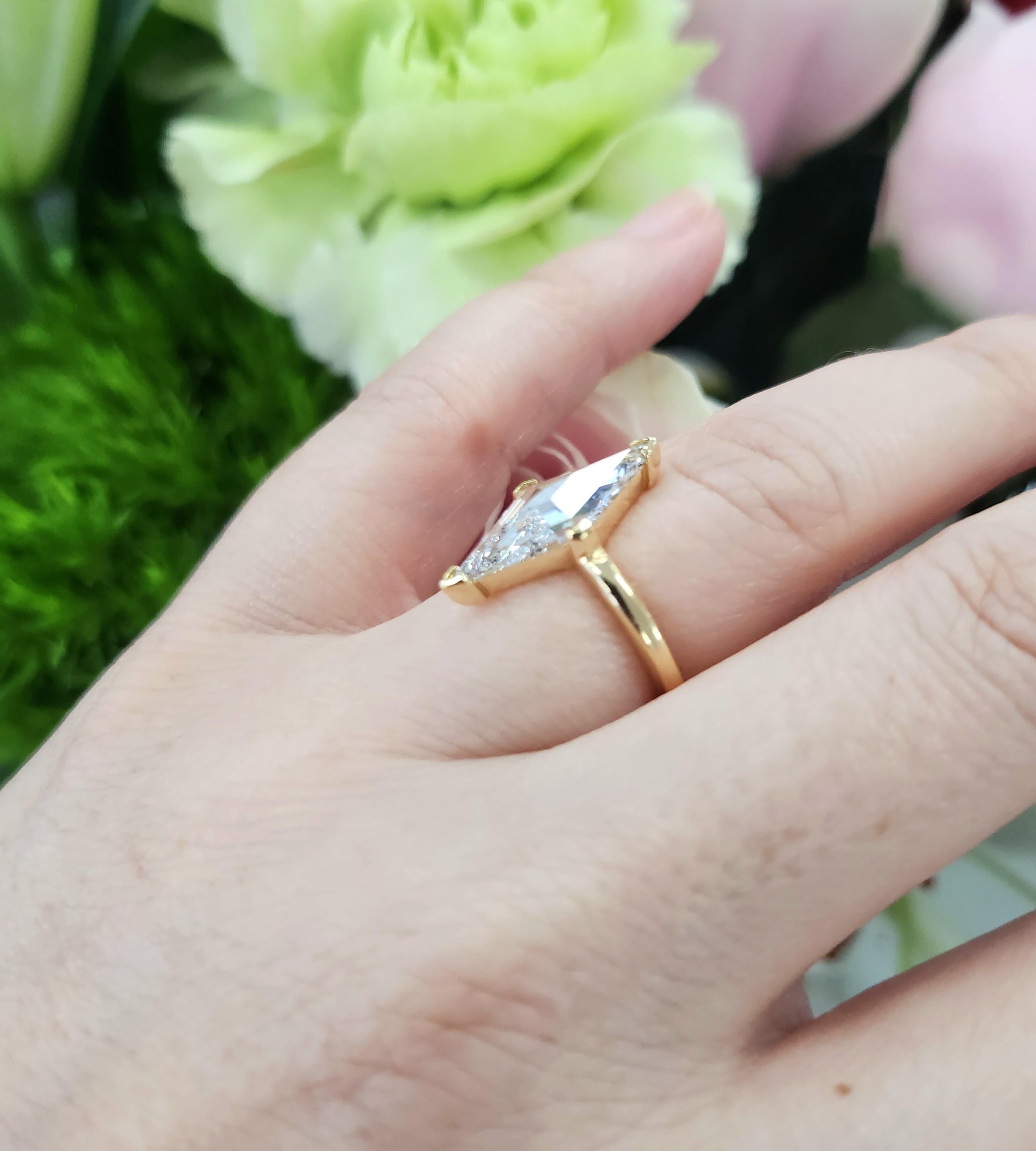 Taille losange Bague allongée en or jaune 18 carats avec diamants taille escalier de 2,02 carats en vente