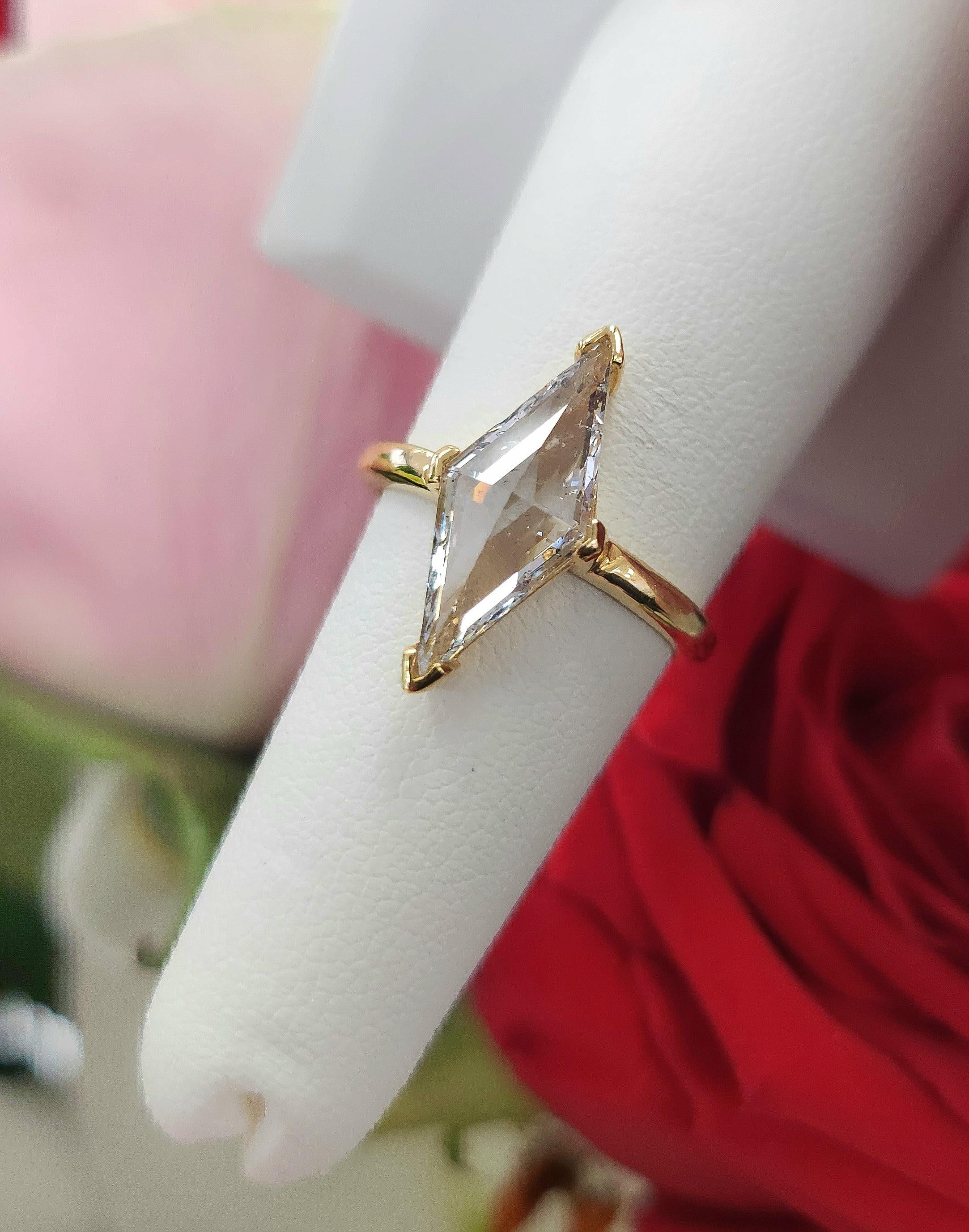 Bague allongée en or jaune 18 carats avec diamants taille escalier de 2,02 carats Pour femmes en vente