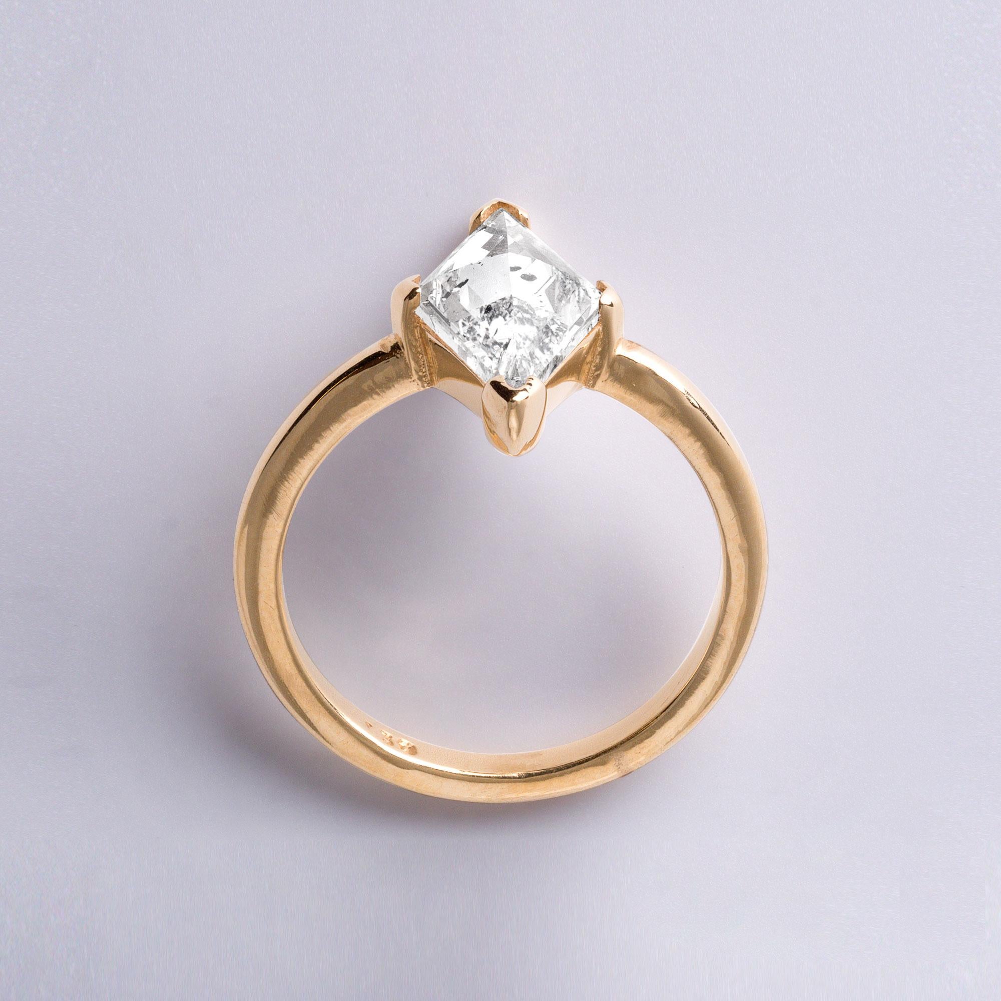 Bague allongée en or jaune 18 carats avec diamants taille escalier de 2,02 carats en vente 1