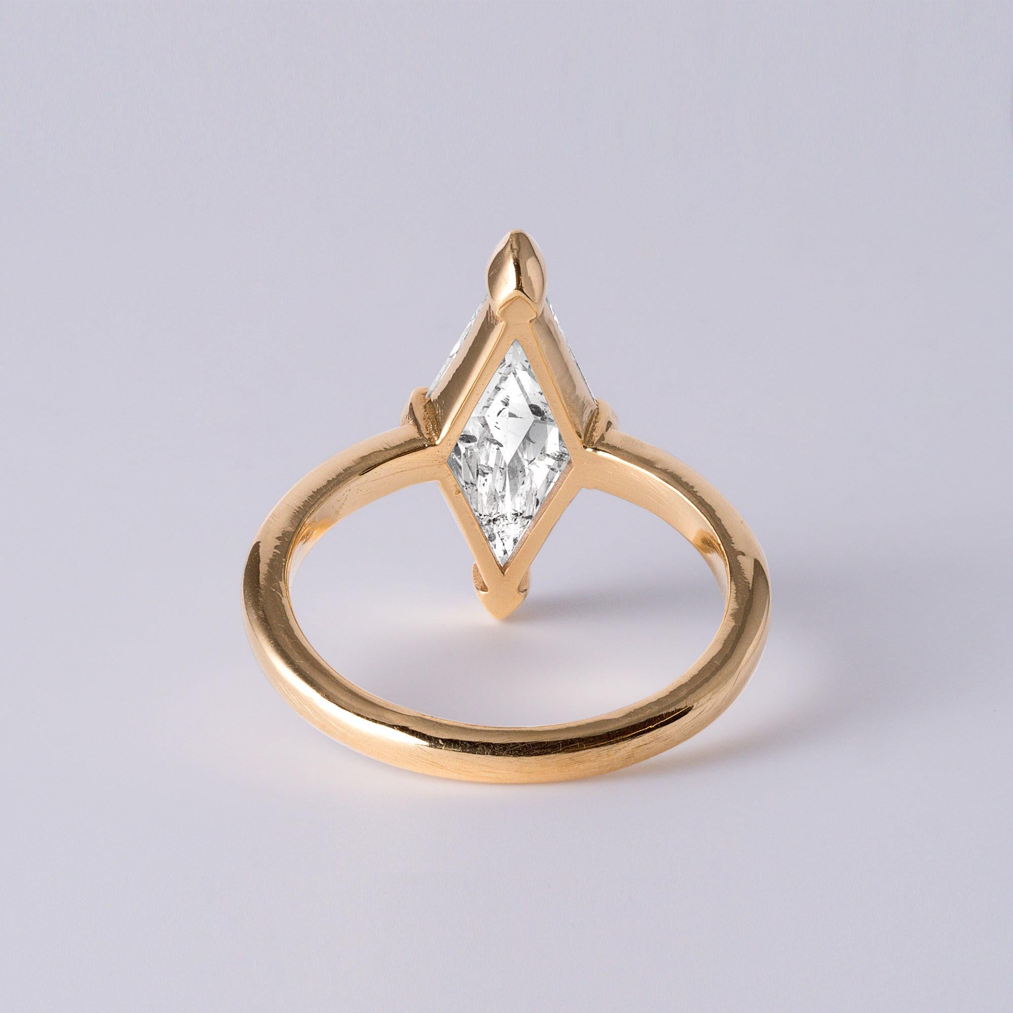 Bague allongée en or jaune 18 carats avec diamants taille escalier de 2,02 carats en vente 2