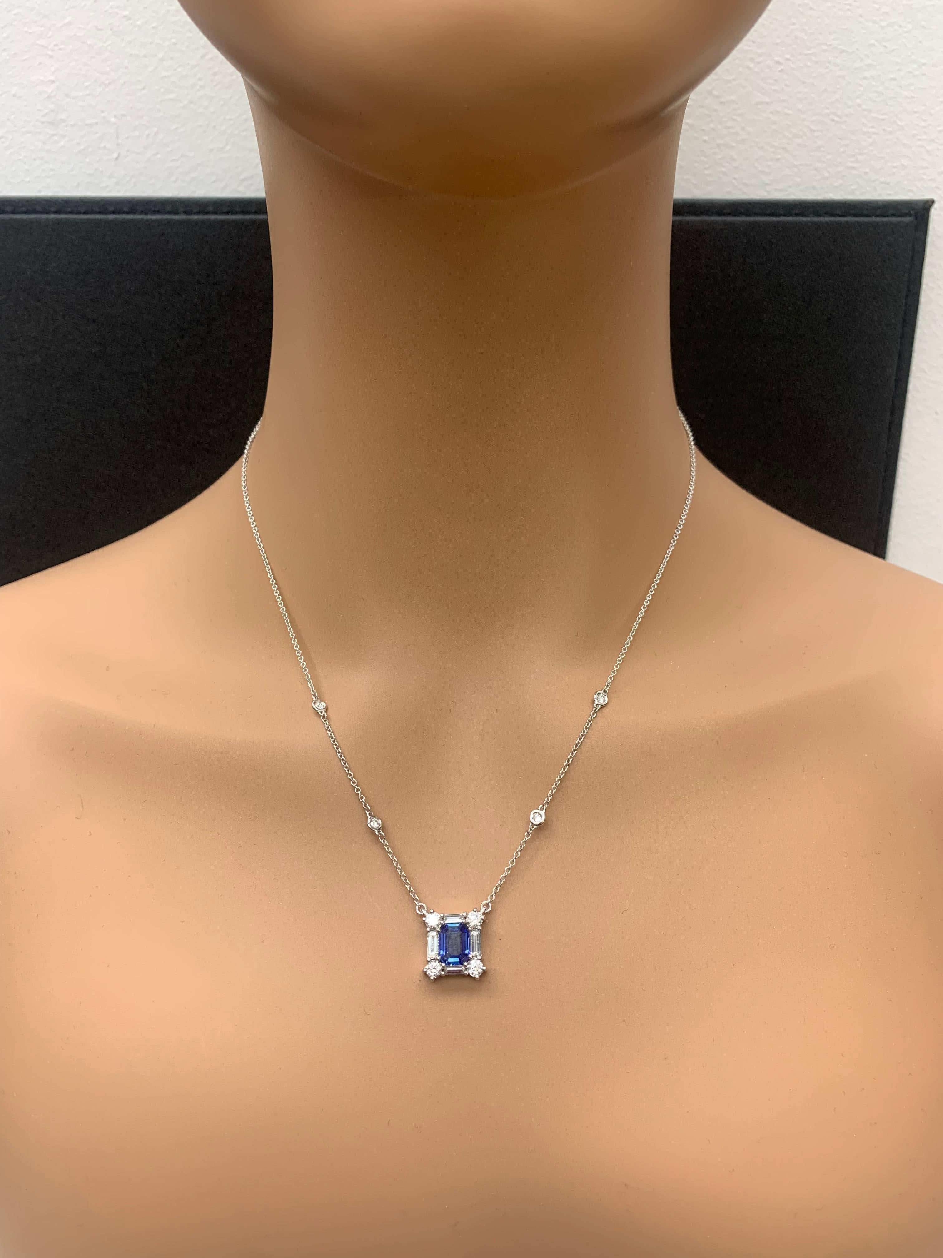 Eine modische Anhänger-Halskette mit einem blauen Saphir im Smaragdschliff von 2,02 Karat. Der Mittelstein ist umgeben von einer Reihe runder Diamanten im Brillant- und Baguetteschliff mit einem Gesamtgewicht von 1,41 Karat. Hergestellt aus 14 Karat
