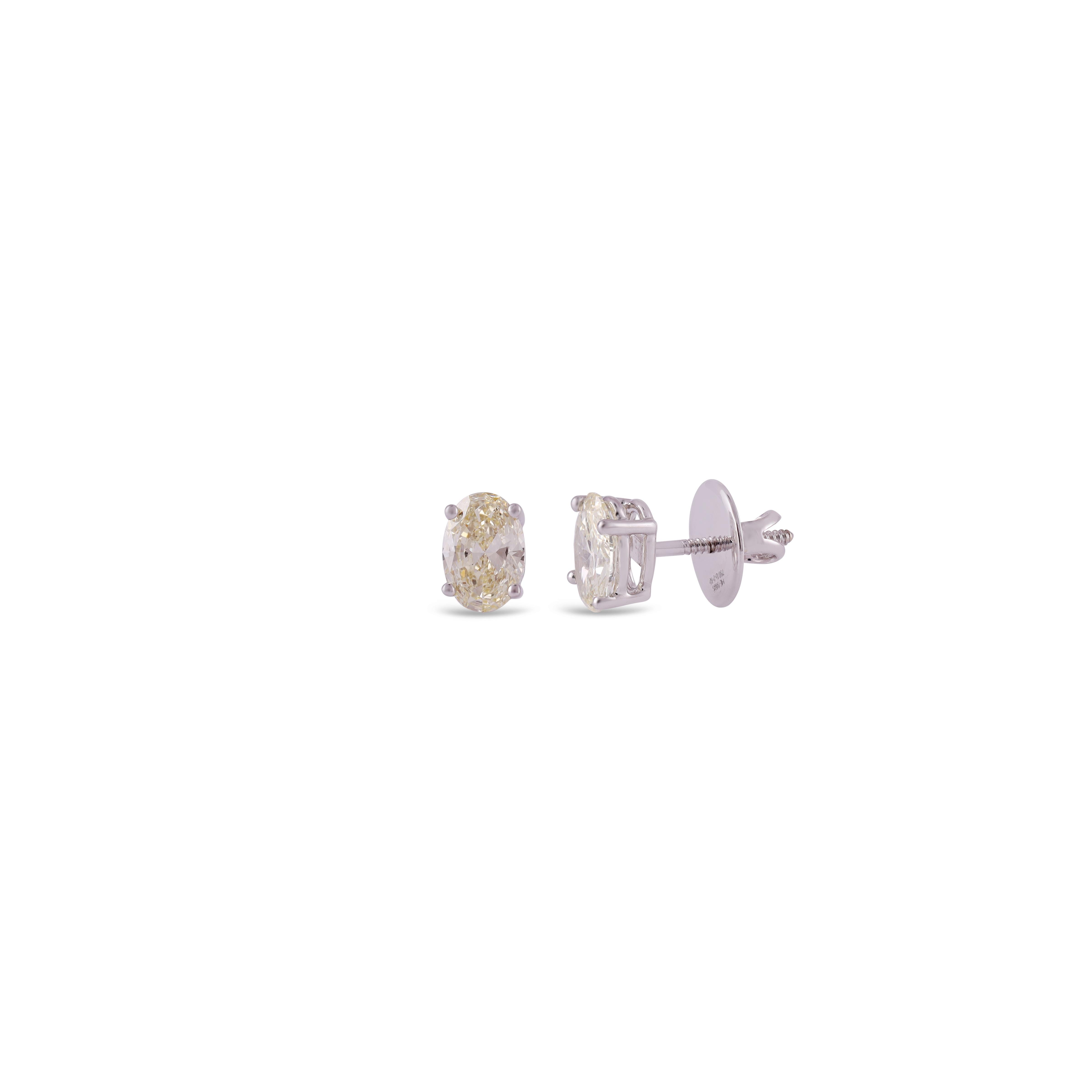 Contemporain Boucles d'oreilles solitaires fantaisie en or blanc 18 carats cloutées de diamants 2,02 carats en vente